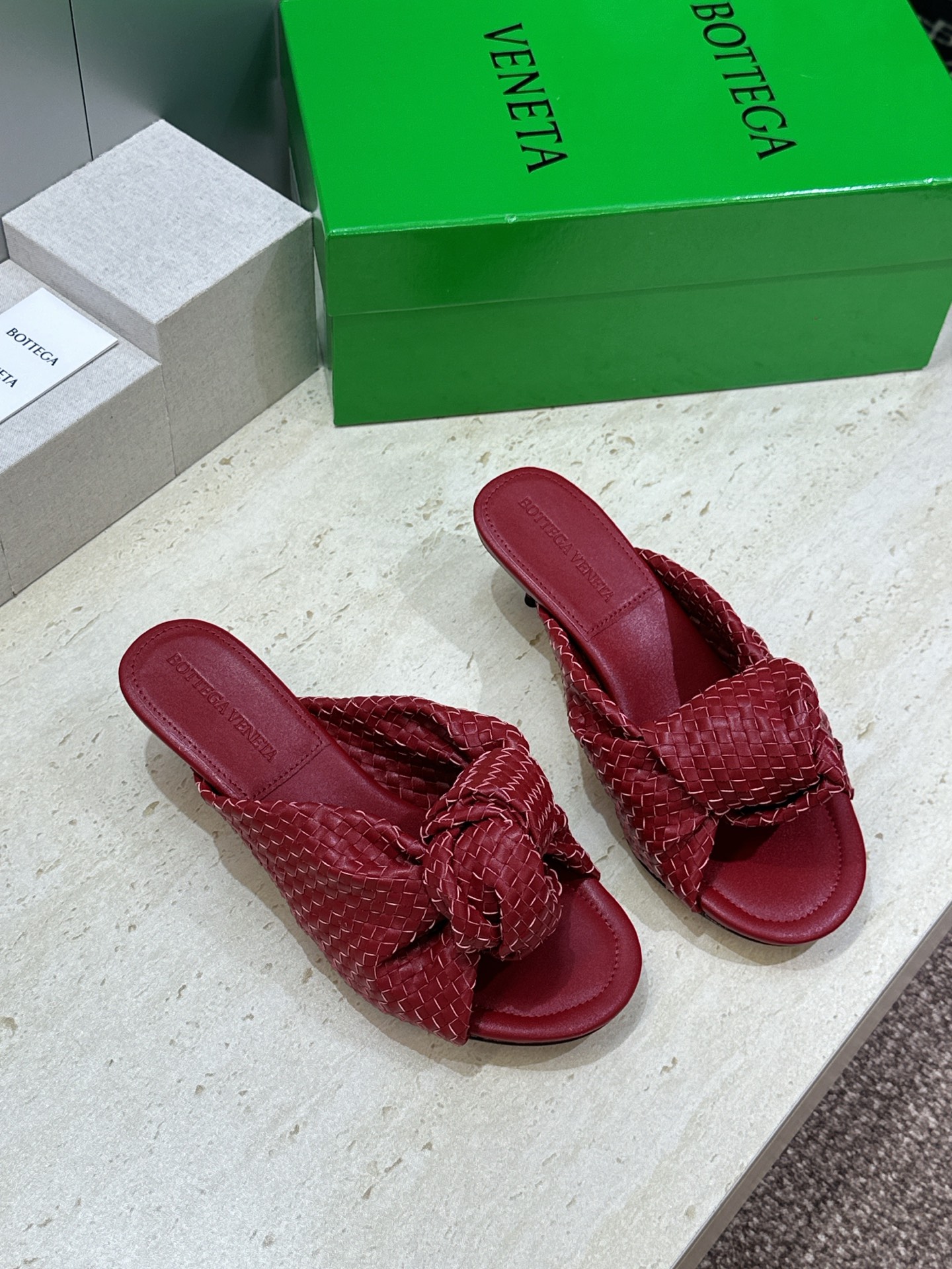 Bottega Veneta 葆蝶家2026春夏新款果冻色高跟编织沙滩女鞋 BV字母logo平底圆头露趾