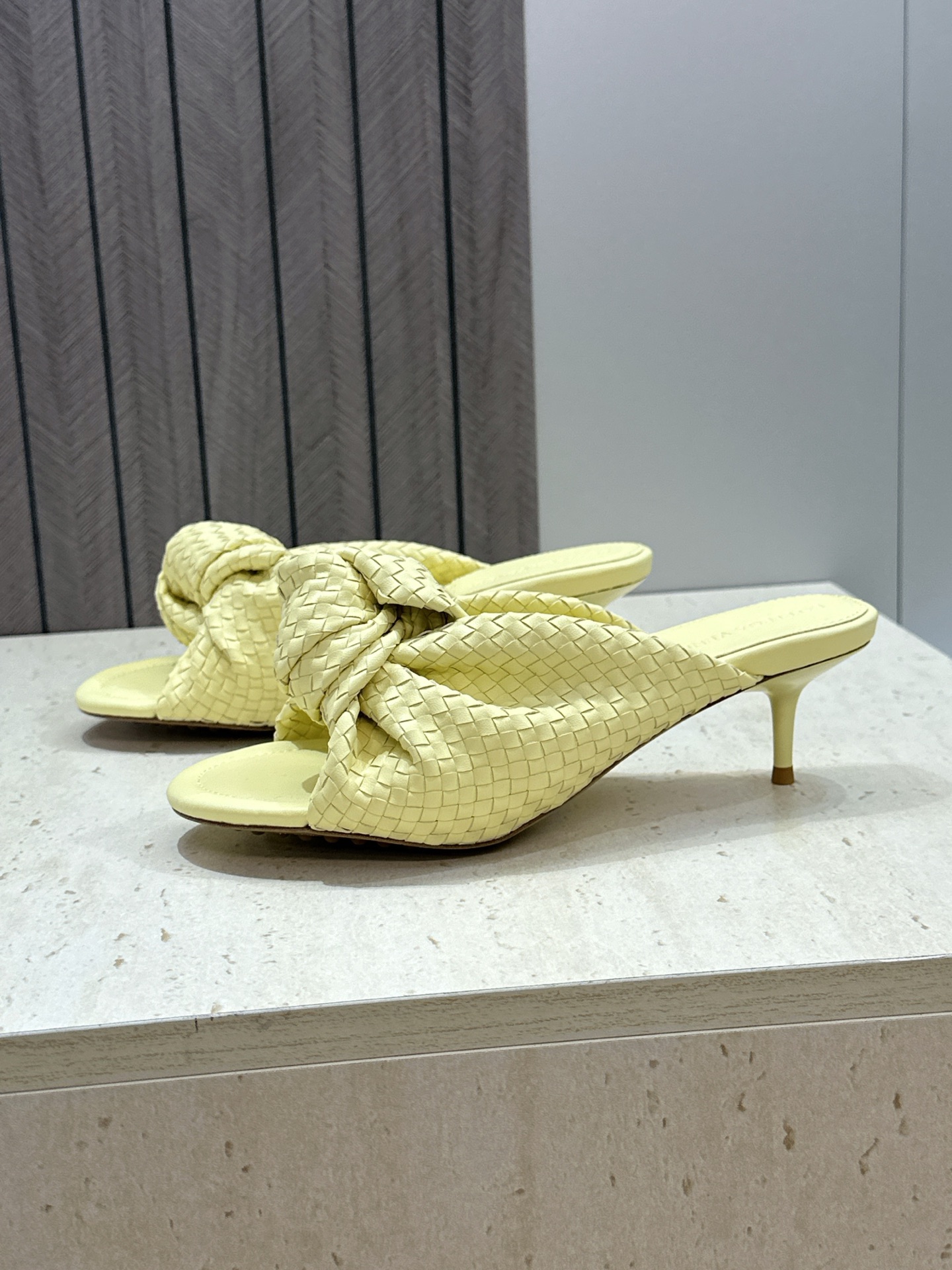 Bottega Veneta 葆蝶家2026春夏新款果冻色高跟编织沙滩女鞋 BV字母logo平底圆头露趾