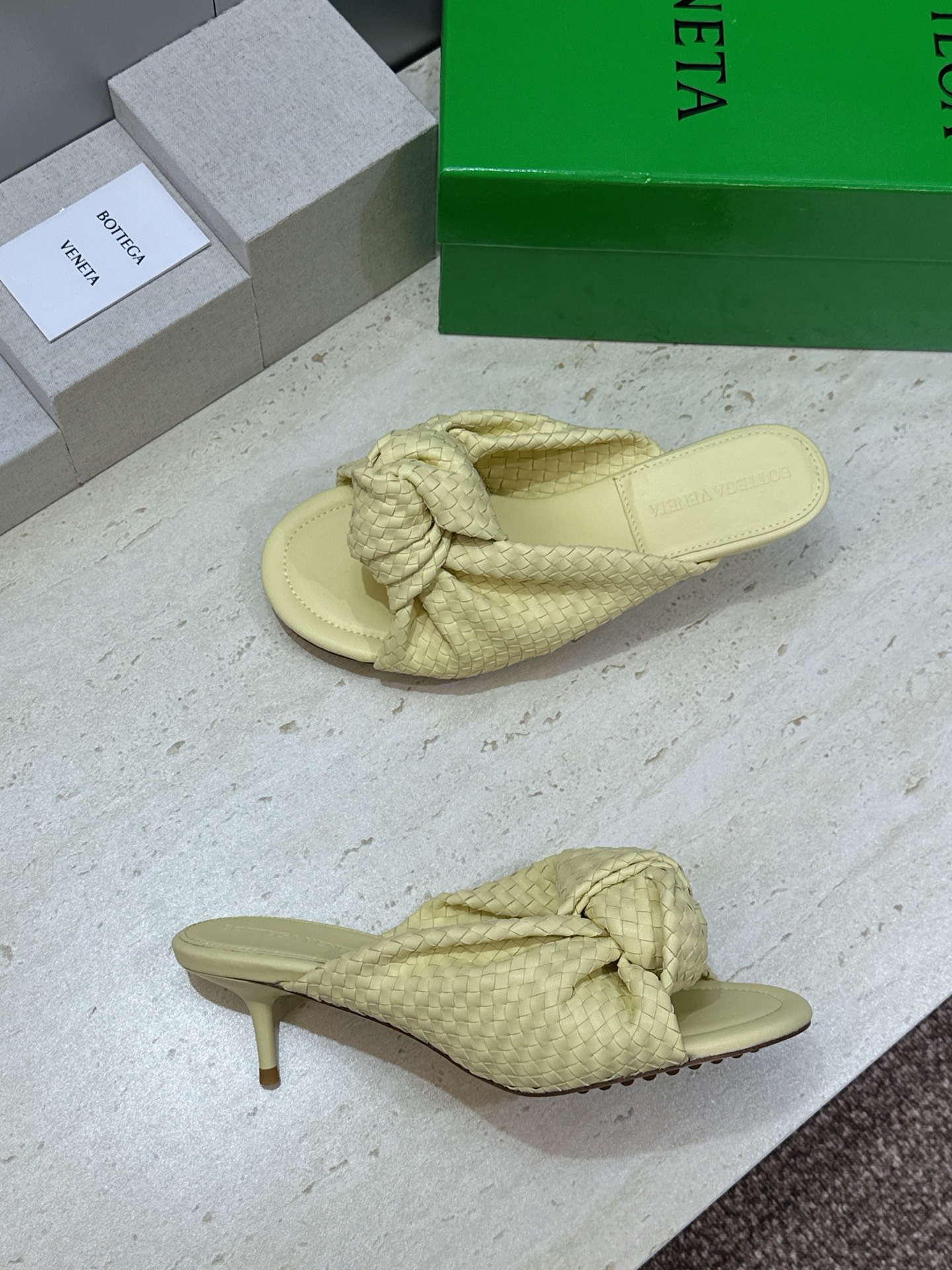 Bottega Veneta 葆蝶家2026春夏新款果冻色高跟编织沙滩女鞋 BV字母logo平底圆头露趾