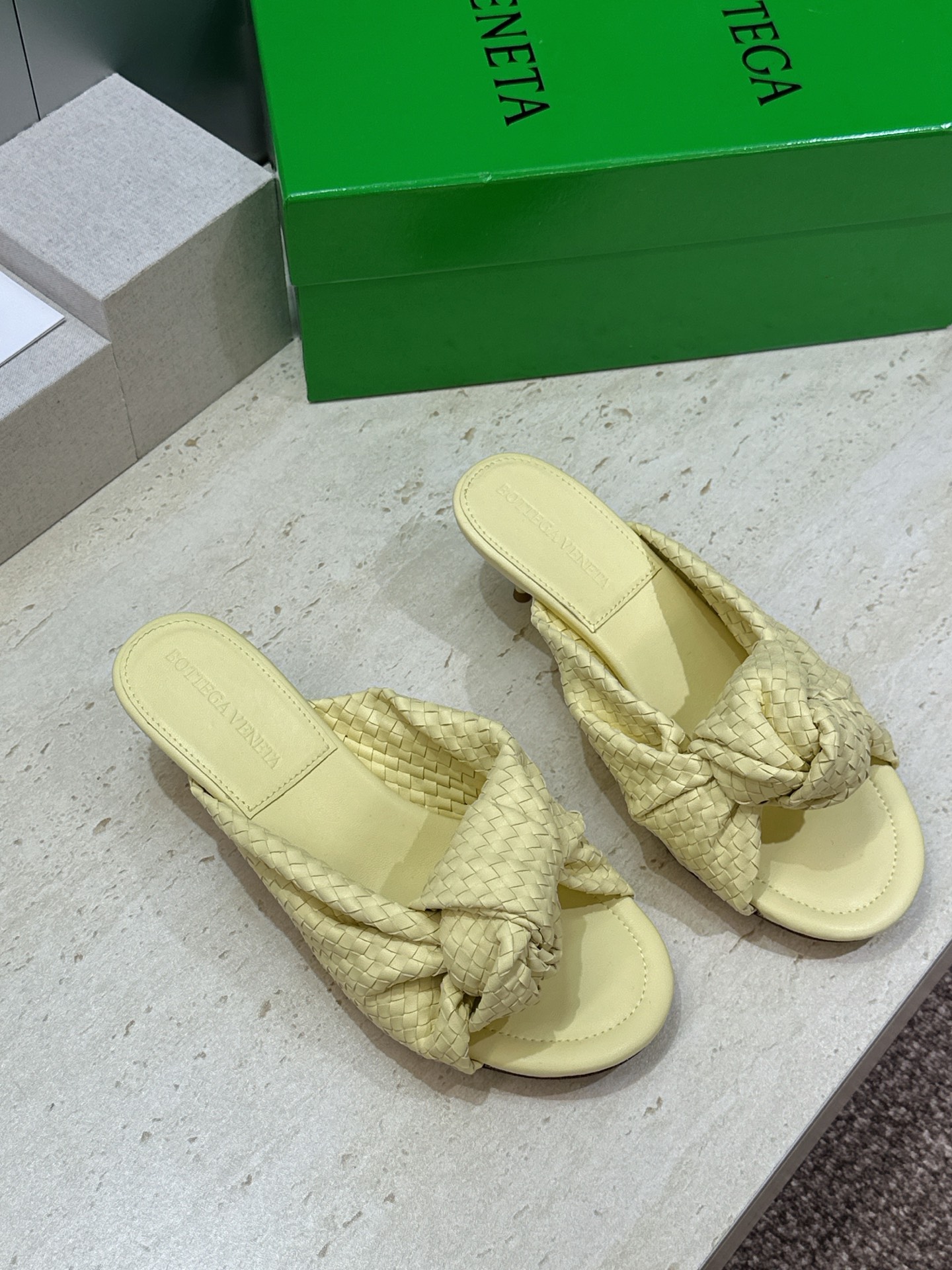 Bottega Veneta 葆蝶家2026春夏新款果冻色高跟编织沙滩女鞋 BV字母logo平底圆头露趾