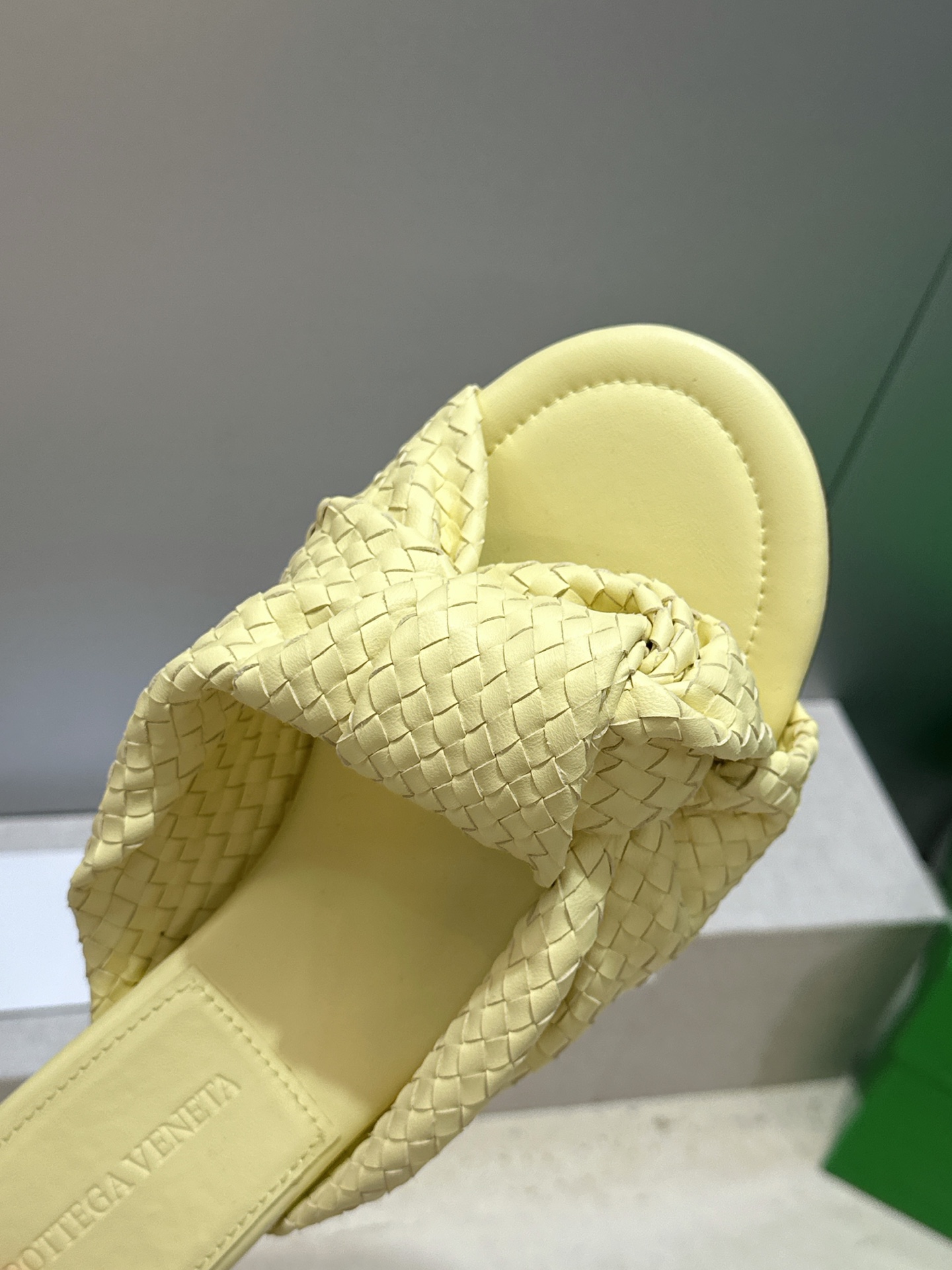 Bottega Veneta 葆蝶家2026春夏新款果冻色高跟编织沙滩女鞋 BV字母logo平底圆头露趾