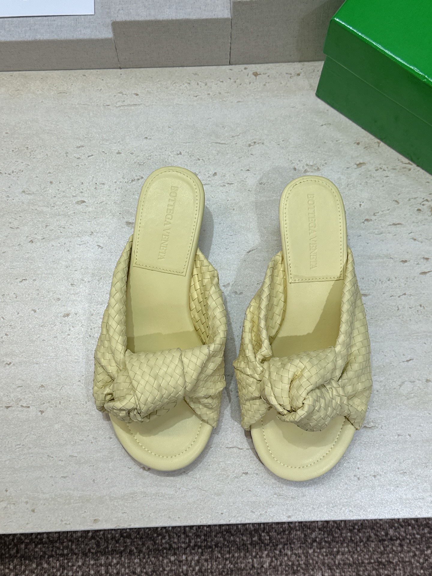 Bottega Veneta 葆蝶家2026春夏新款果冻色高跟编织沙滩女鞋 BV字母logo平底圆头露趾