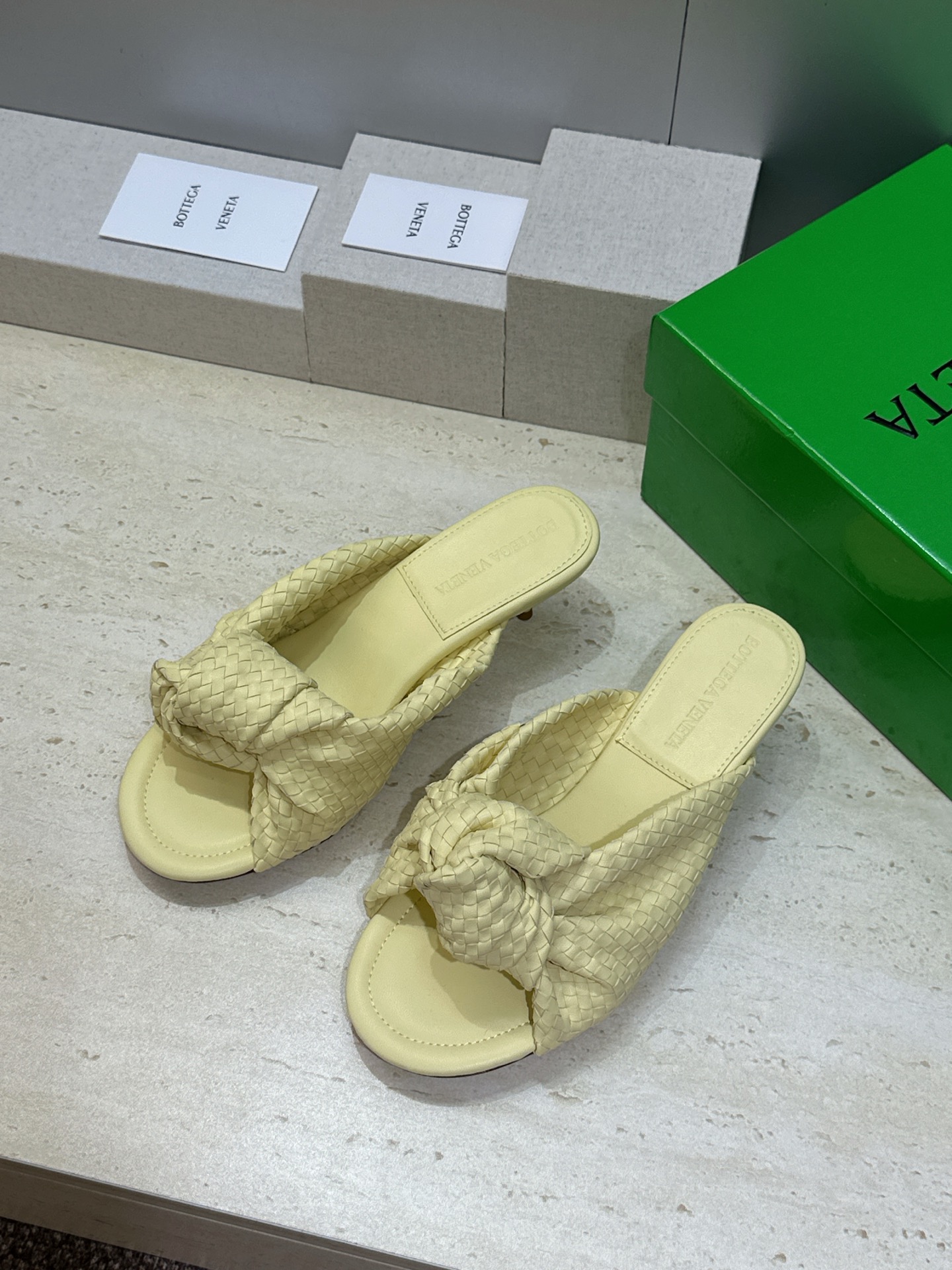 Bottega Veneta 葆蝶家2026春夏新款果冻色高跟编织沙滩女鞋 BV字母logo平底圆头露趾