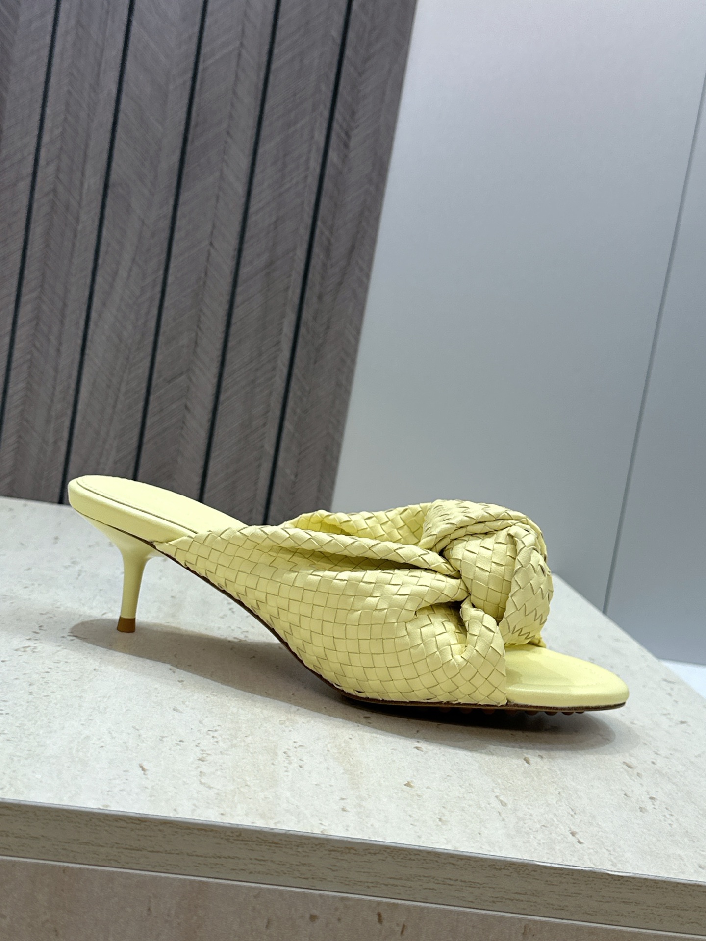 Bottega Veneta 葆蝶家2026春夏新款果冻色高跟编织沙滩女鞋 BV字母logo平底圆头露趾