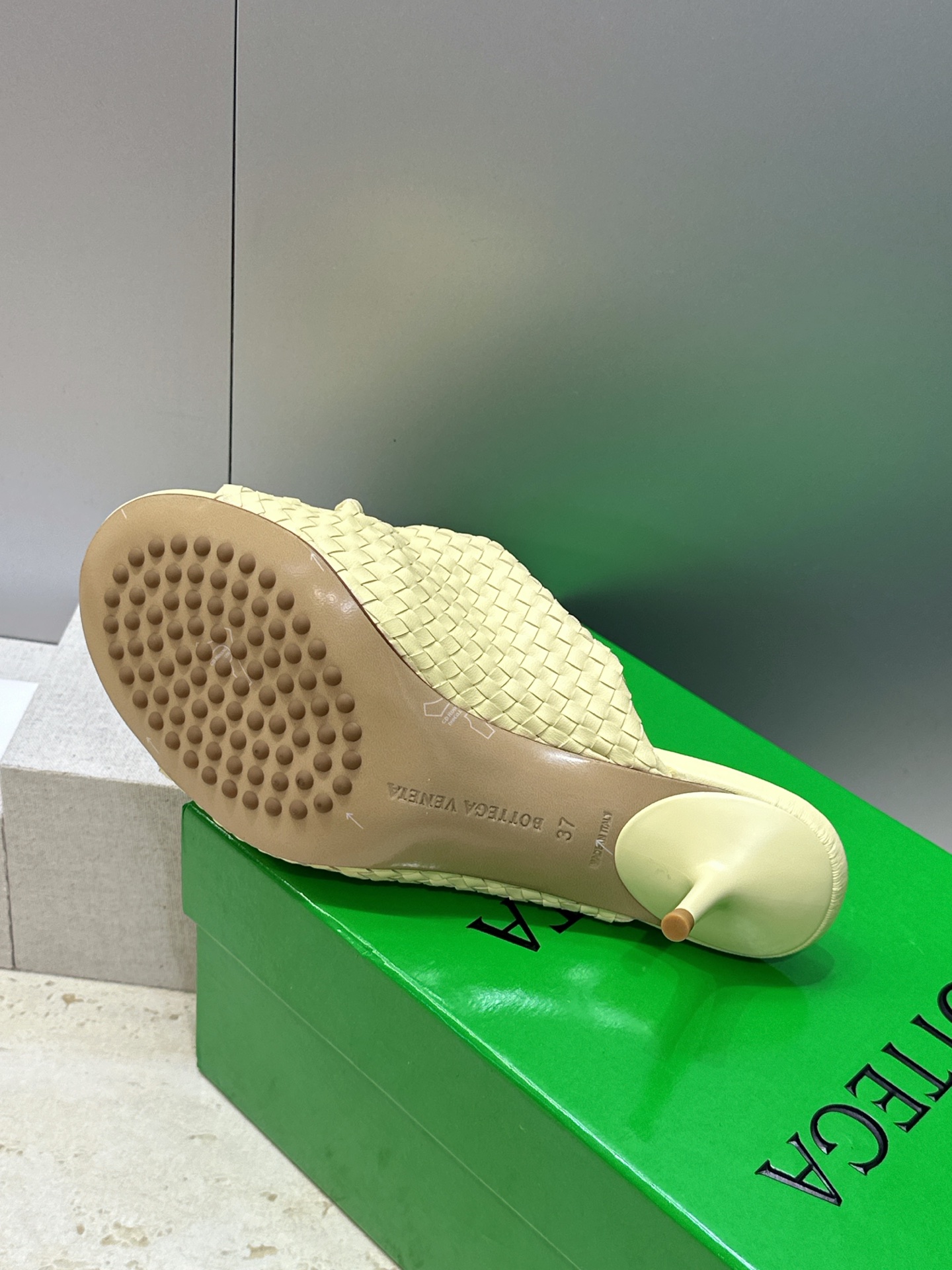 Bottega Veneta 葆蝶家2026春夏新款果冻色高跟编织沙滩女鞋 BV字母logo平底圆头露趾