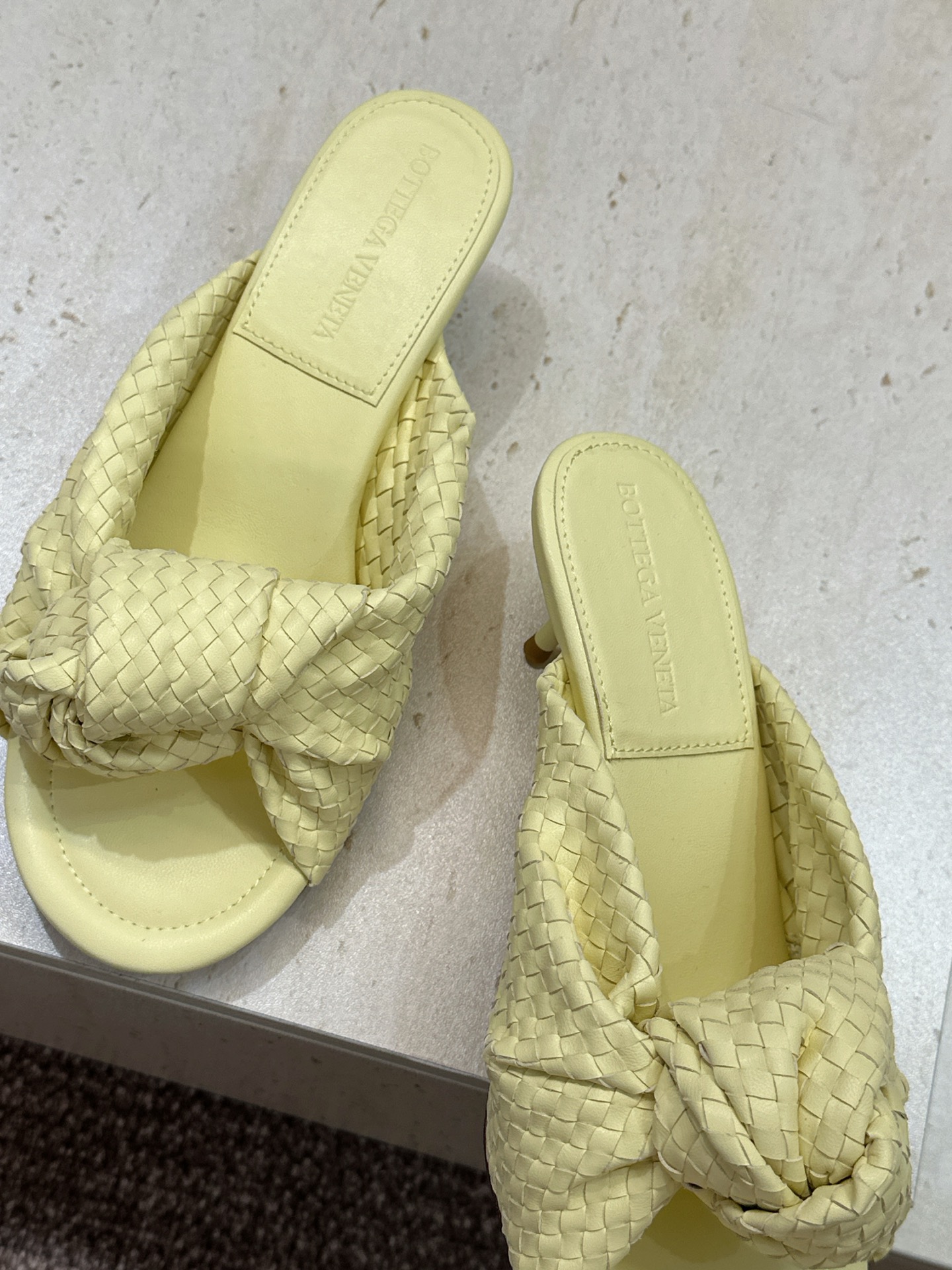 Bottega Veneta 葆蝶家2026春夏新款果冻色高跟编织沙滩女鞋 BV字母logo平底圆头露趾