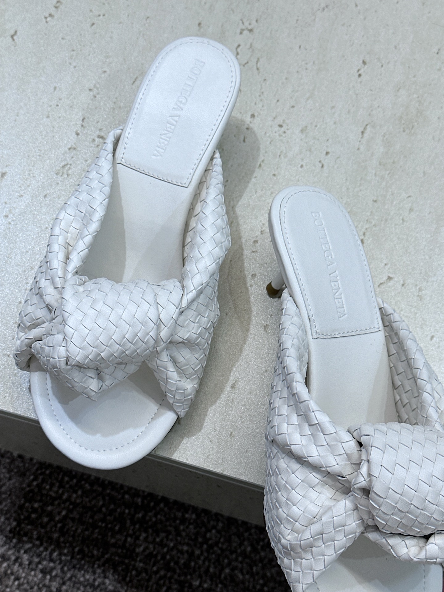 Bottega Veneta 葆蝶家2026春夏新款果冻色高跟编织沙滩女鞋 BV字母logo平底圆头露趾