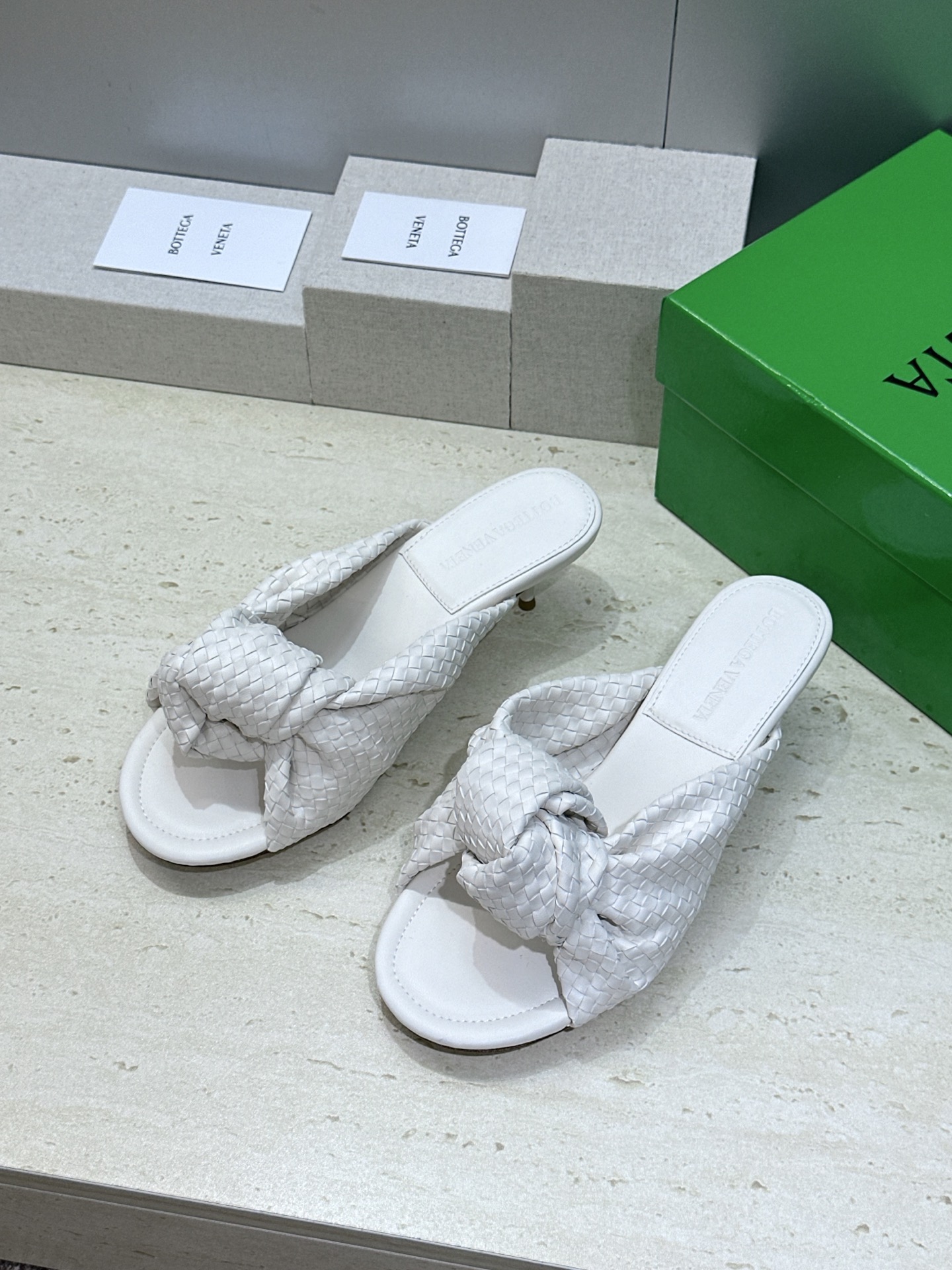 Bottega Veneta 葆蝶家2026春夏新款果冻色高跟编织沙滩女鞋 BV字母logo平底圆头露趾