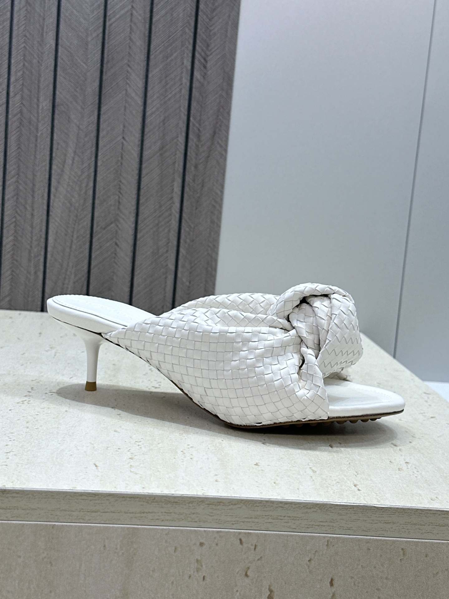 Bottega Veneta 葆蝶家2026春夏新款果冻色高跟编织沙滩女鞋 BV字母logo平底圆头露趾