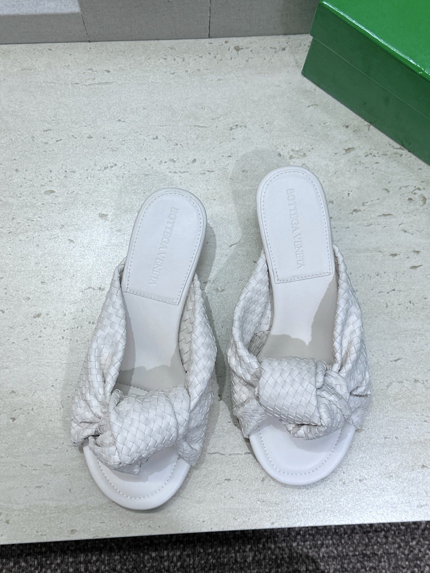 Bottega Veneta 葆蝶家2026春夏新款果冻色高跟编织沙滩女鞋 BV字母logo平底圆头露趾