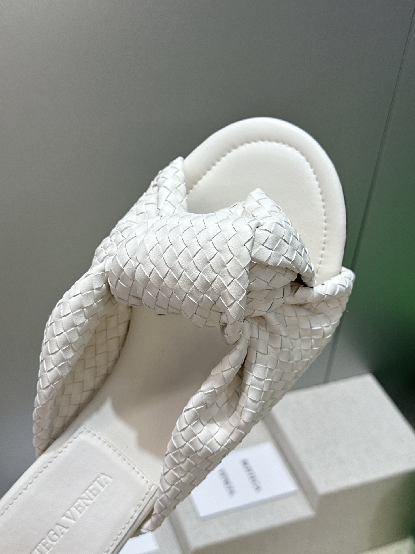 Bottega Veneta 葆蝶家2026春夏新款果冻色高跟编织沙滩女鞋 BV字母logo平底圆头露趾