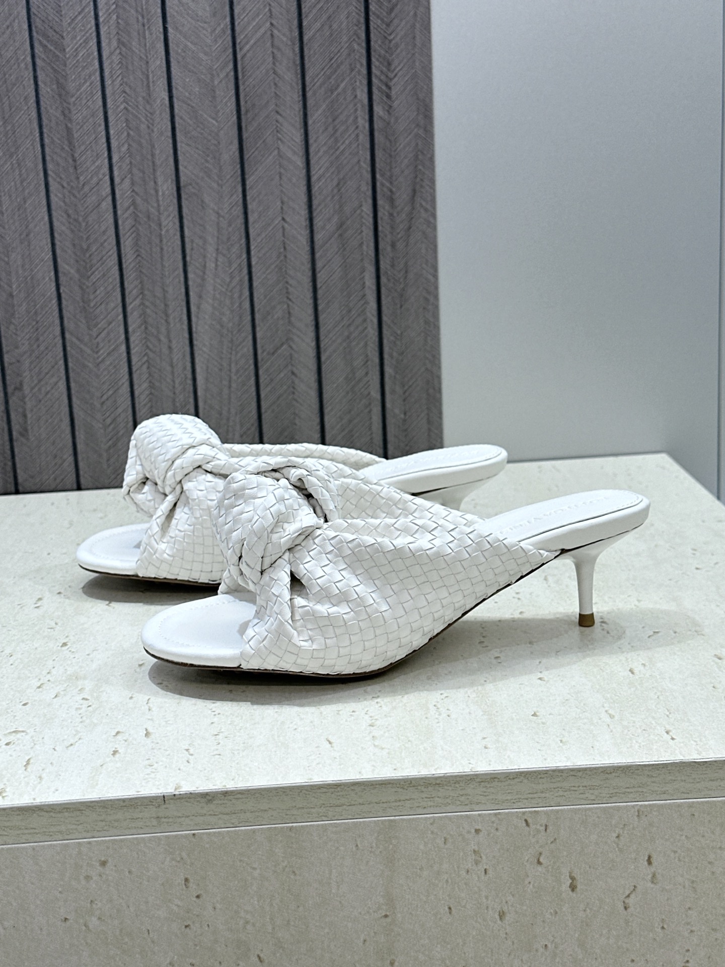 Bottega Veneta 葆蝶家2026春夏新款果冻色高跟编织沙滩女鞋 BV字母logo平底圆头露趾