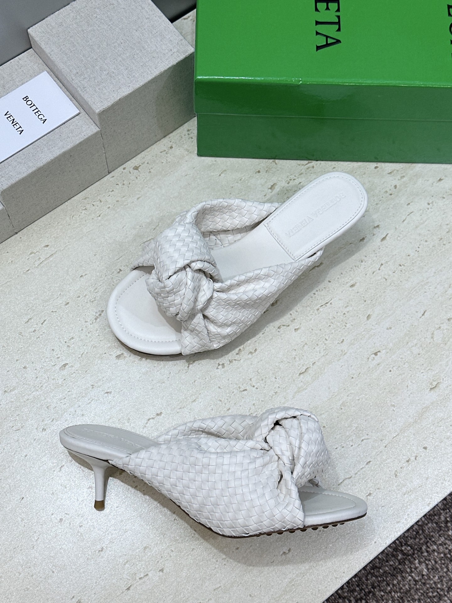Bottega Veneta 葆蝶家2026春夏新款果冻色高跟编织沙滩女鞋 BV字母logo平底圆头露趾
