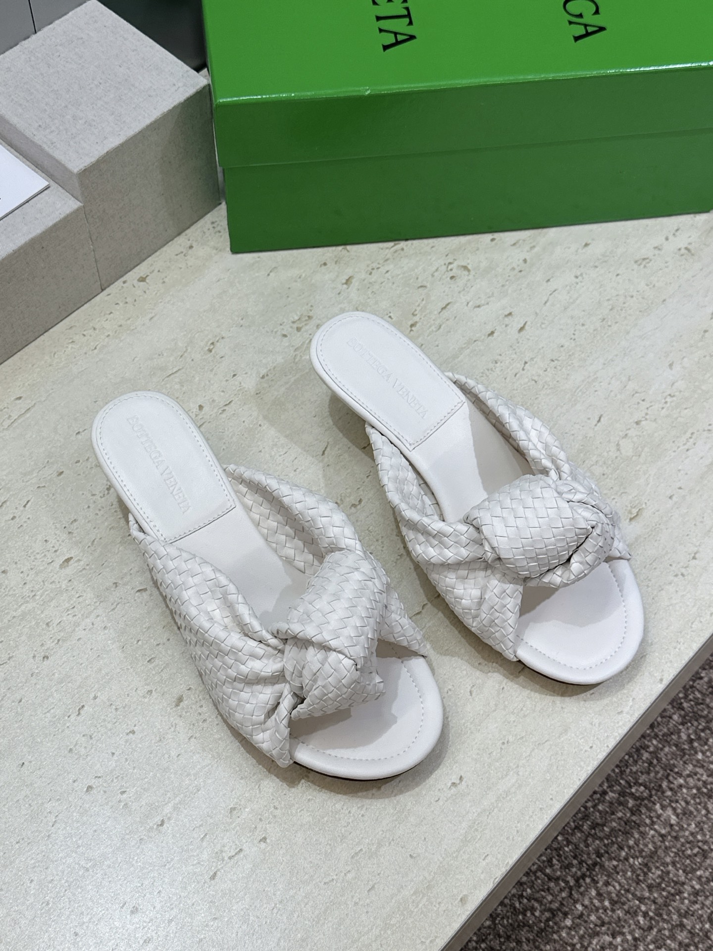 Bottega Veneta 葆蝶家2026春夏新款果冻色高跟编织沙滩女鞋 BV字母logo平底圆头露趾