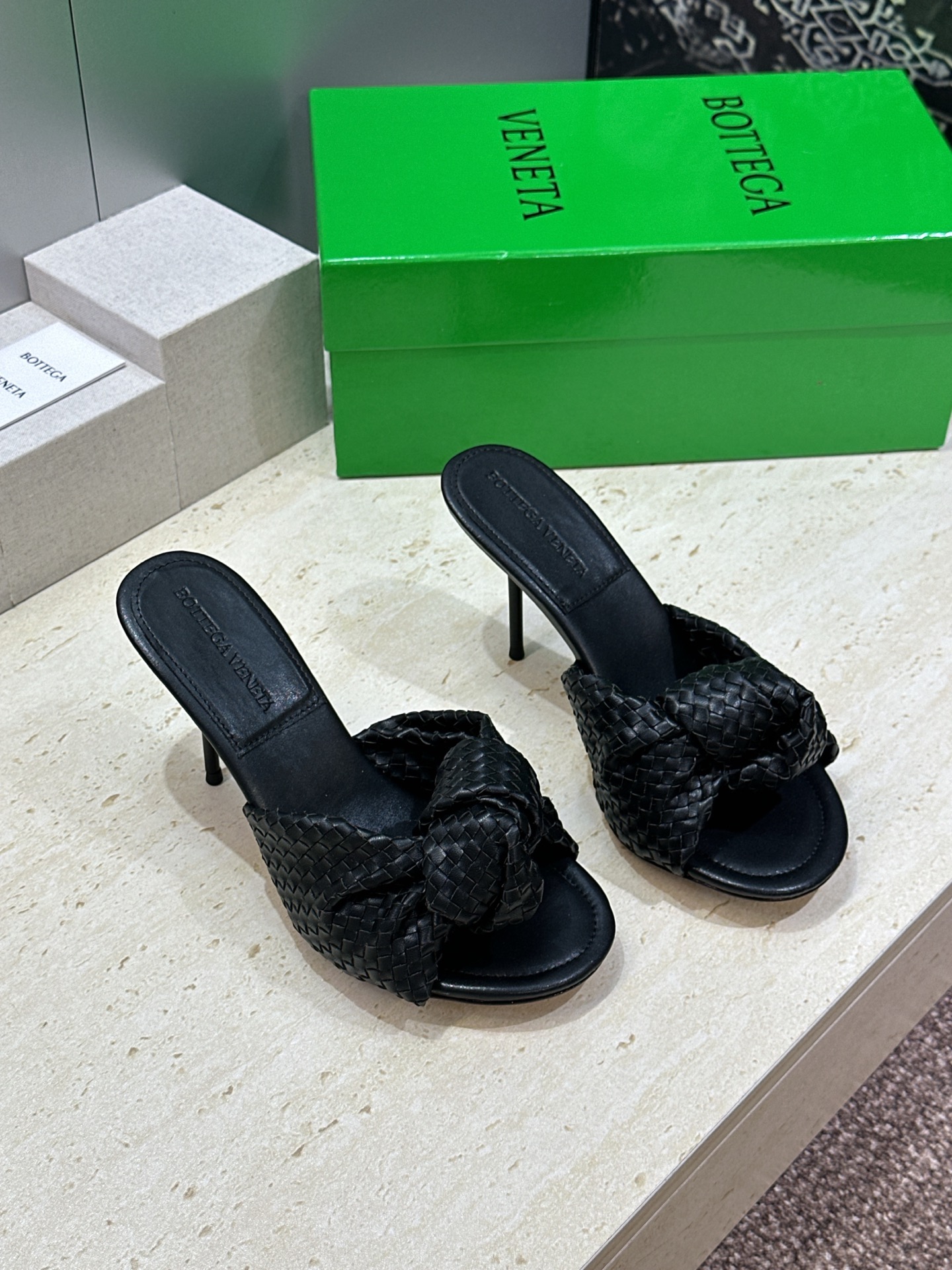 Bottega Veneta 葆蝶家2026春夏新款果冻色高跟编织沙滩女鞋 BV字母logo平底圆头露趾