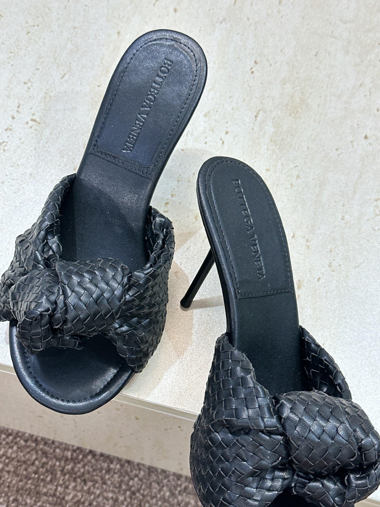 Bottega Veneta 葆蝶家2026春夏新款果冻色高跟编织沙滩女鞋 BV字母logo平底圆头露趾