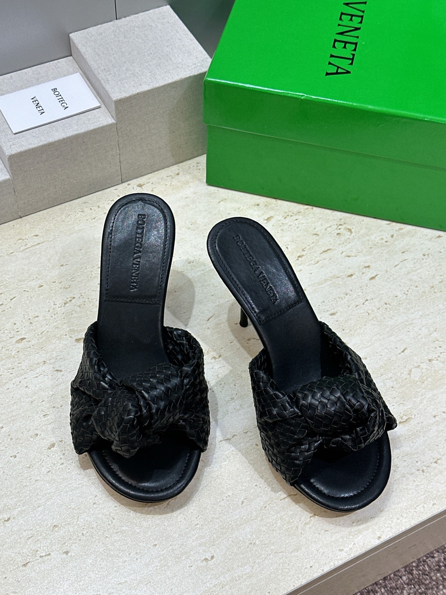 Bottega Veneta 葆蝶家2026春夏新款果冻色高跟编织沙滩女鞋 BV字母logo平底圆头露趾