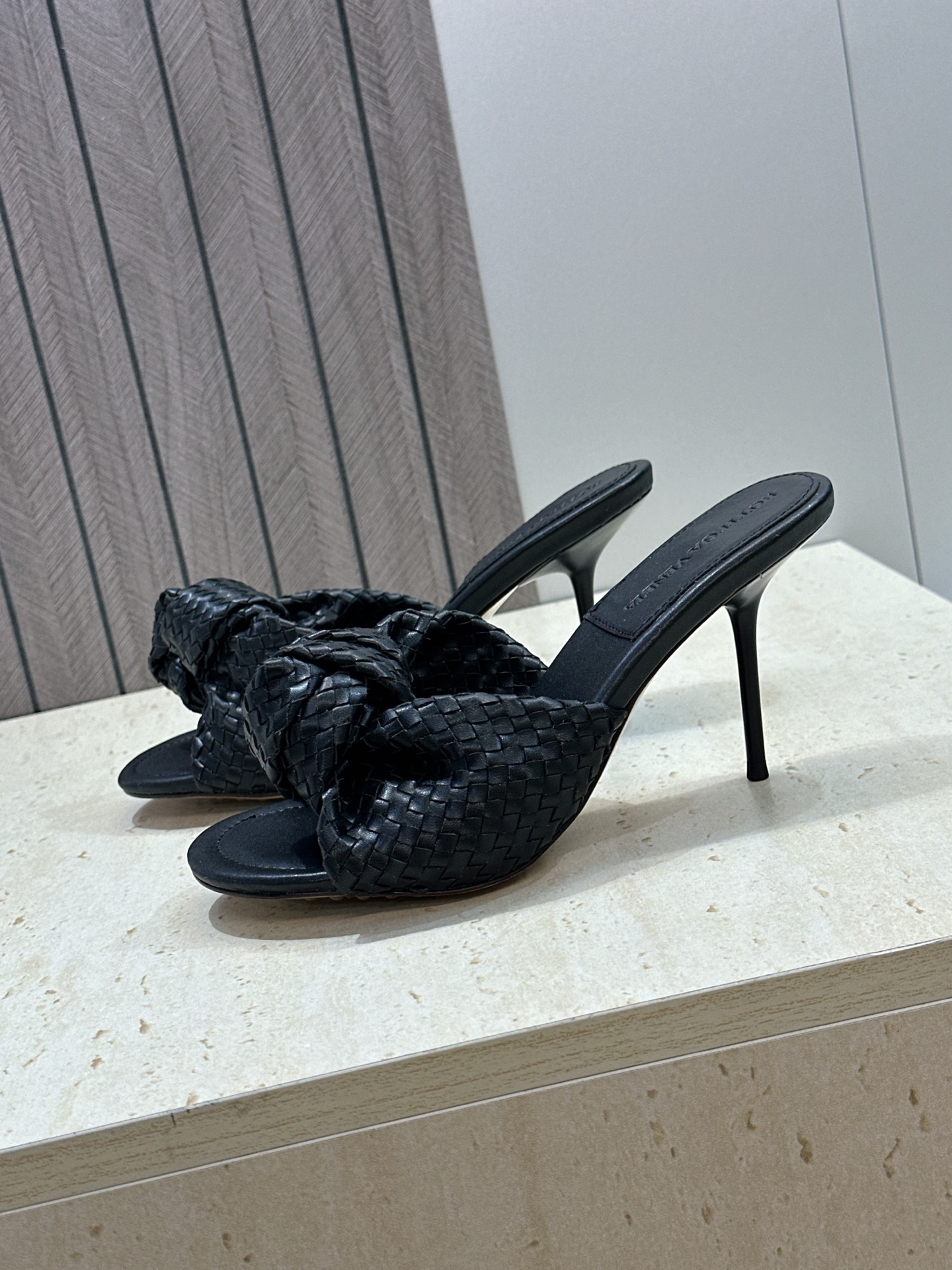 Bottega Veneta 葆蝶家2026春夏新款果冻色高跟编织沙滩女鞋 BV字母logo平底圆头露趾