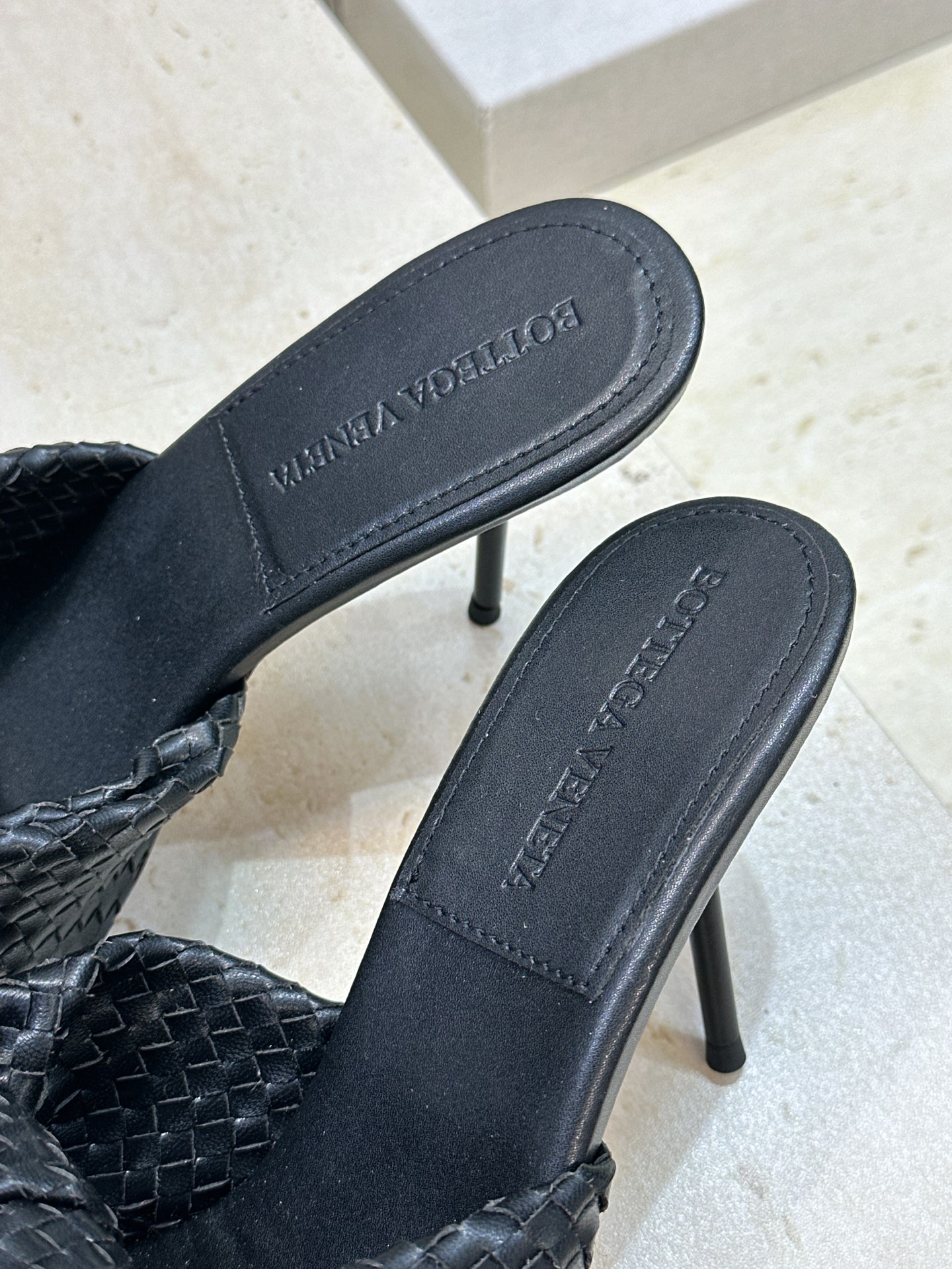 Bottega Veneta 葆蝶家2026春夏新款果冻色高跟编织沙滩女鞋 BV字母logo平底圆头露趾