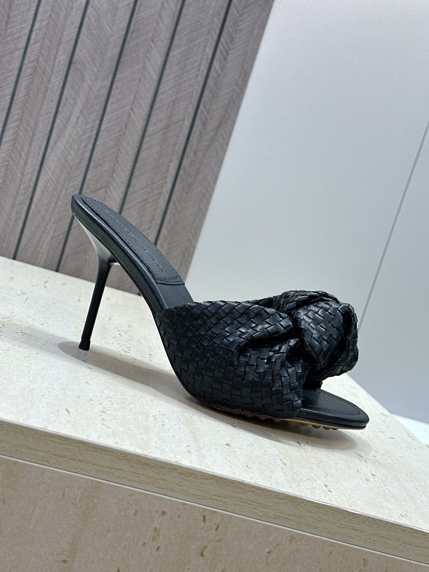 Bottega Veneta 葆蝶家2026春夏新款果冻色高跟编织沙滩女鞋 BV字母logo平底圆头露趾