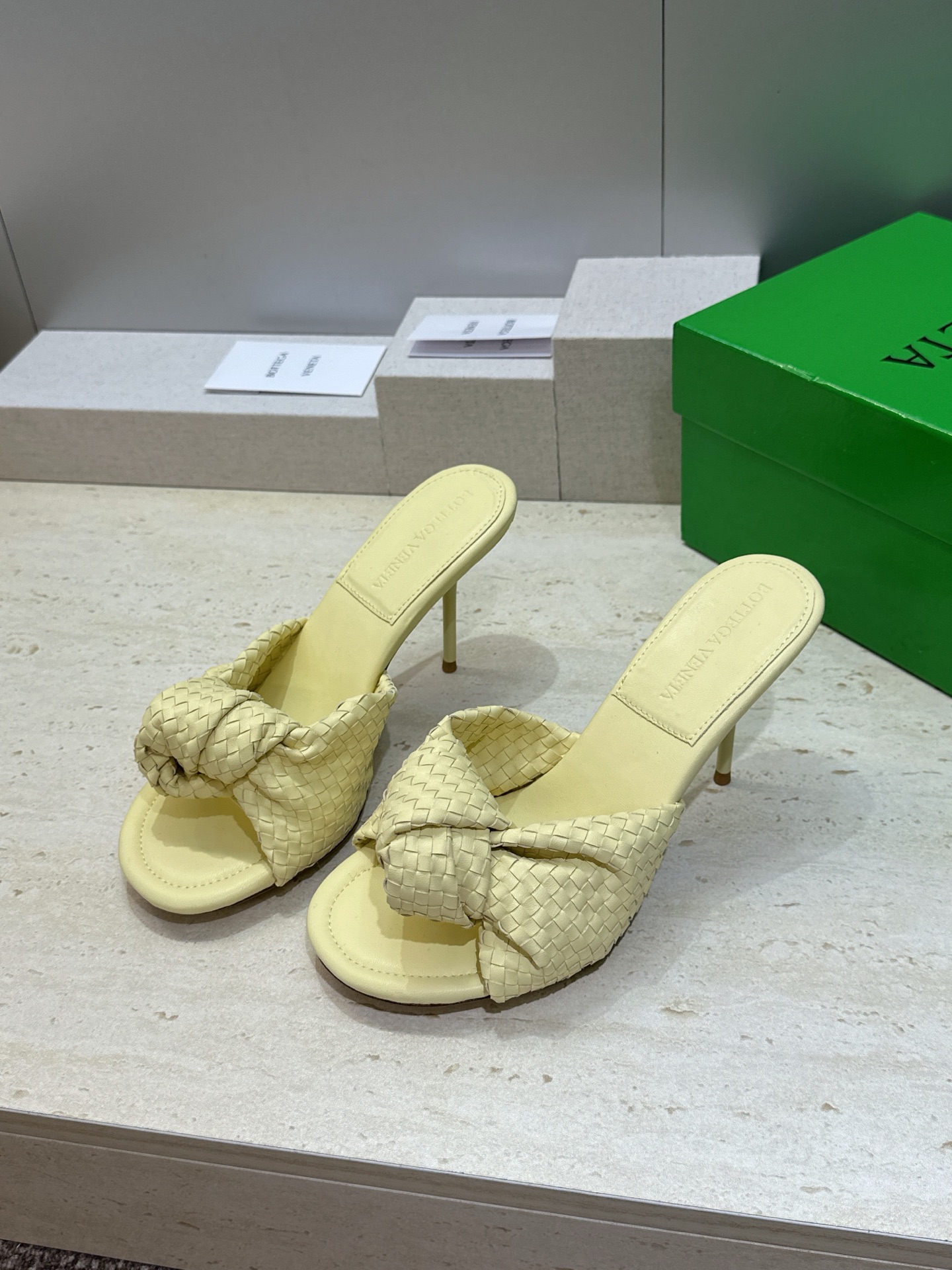 Bottega Veneta 葆蝶家2026春夏新款果冻色高跟编织沙滩女鞋 BV字母logo平底圆头露趾