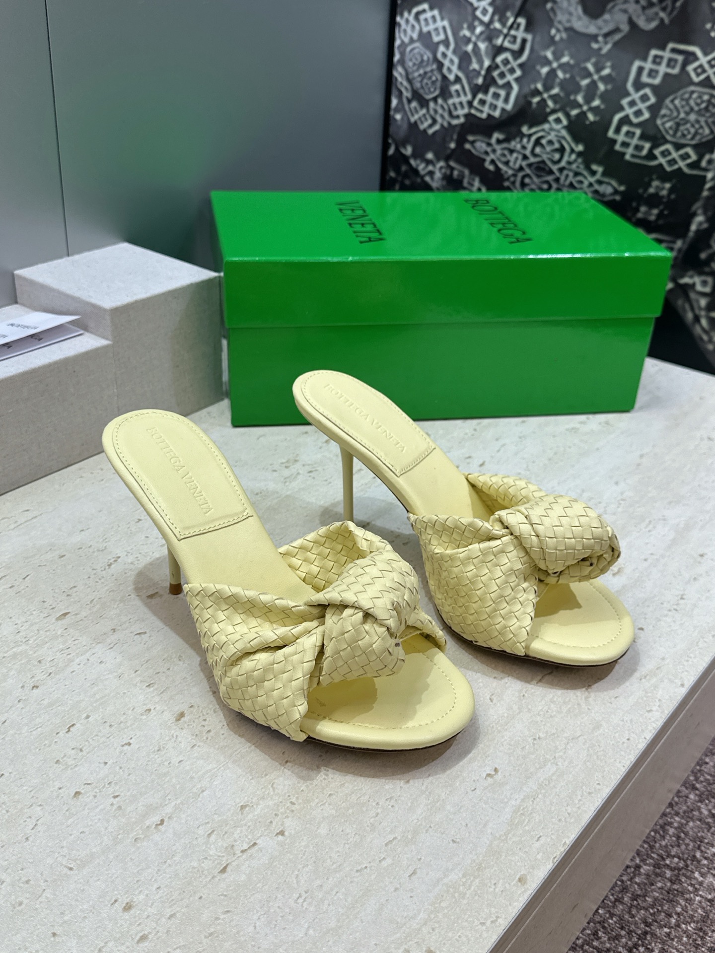 Bottega Veneta 葆蝶家2026春夏新款果冻色高跟编织沙滩女鞋 BV字母logo平底圆头露趾