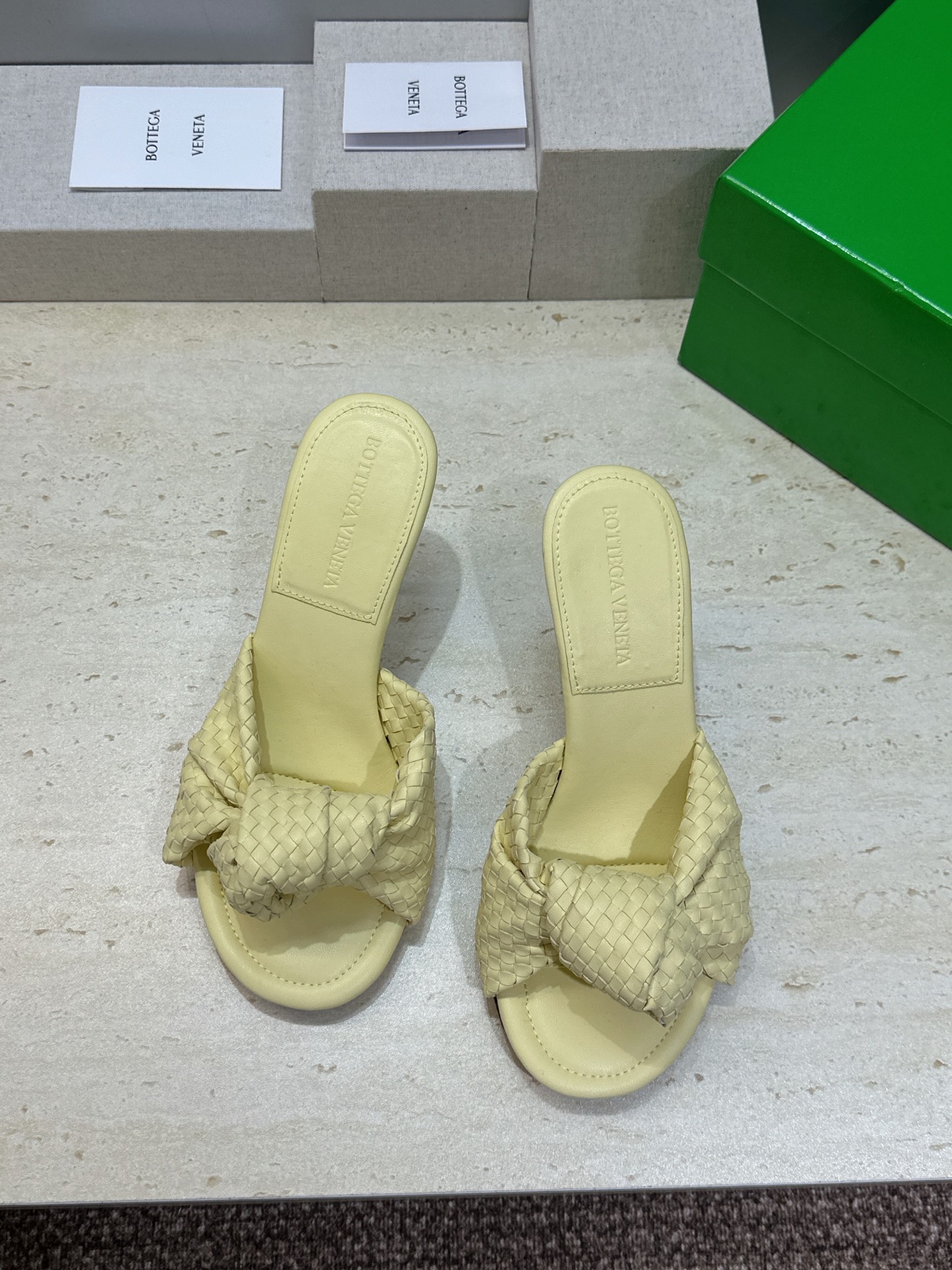 Bottega Veneta 葆蝶家2026春夏新款果冻色高跟编织沙滩女鞋 BV字母logo平底圆头露趾