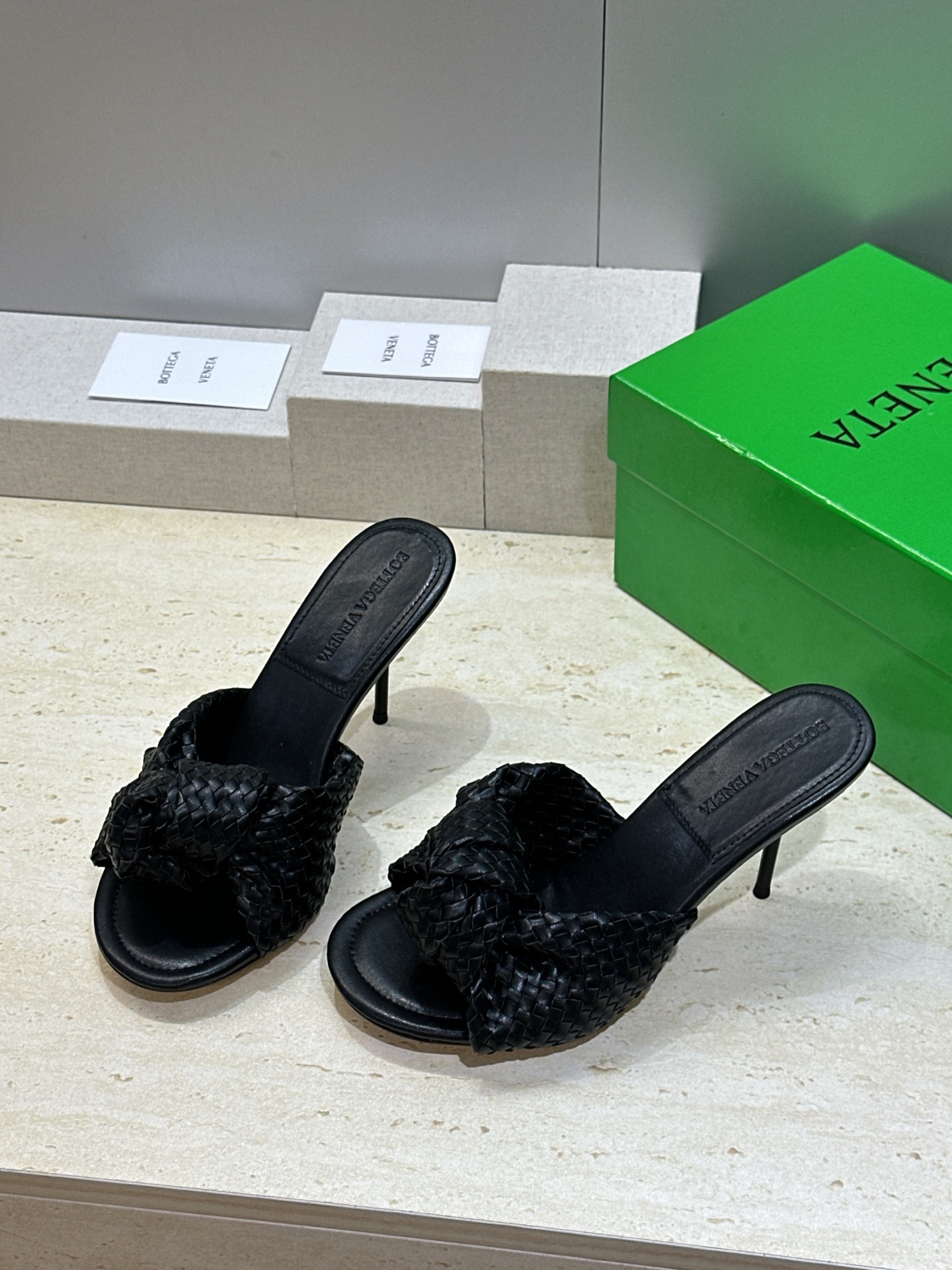Bottega Veneta 葆蝶家2026春夏新款果冻色高跟编织沙滩女鞋 BV字母logo平底圆头露趾