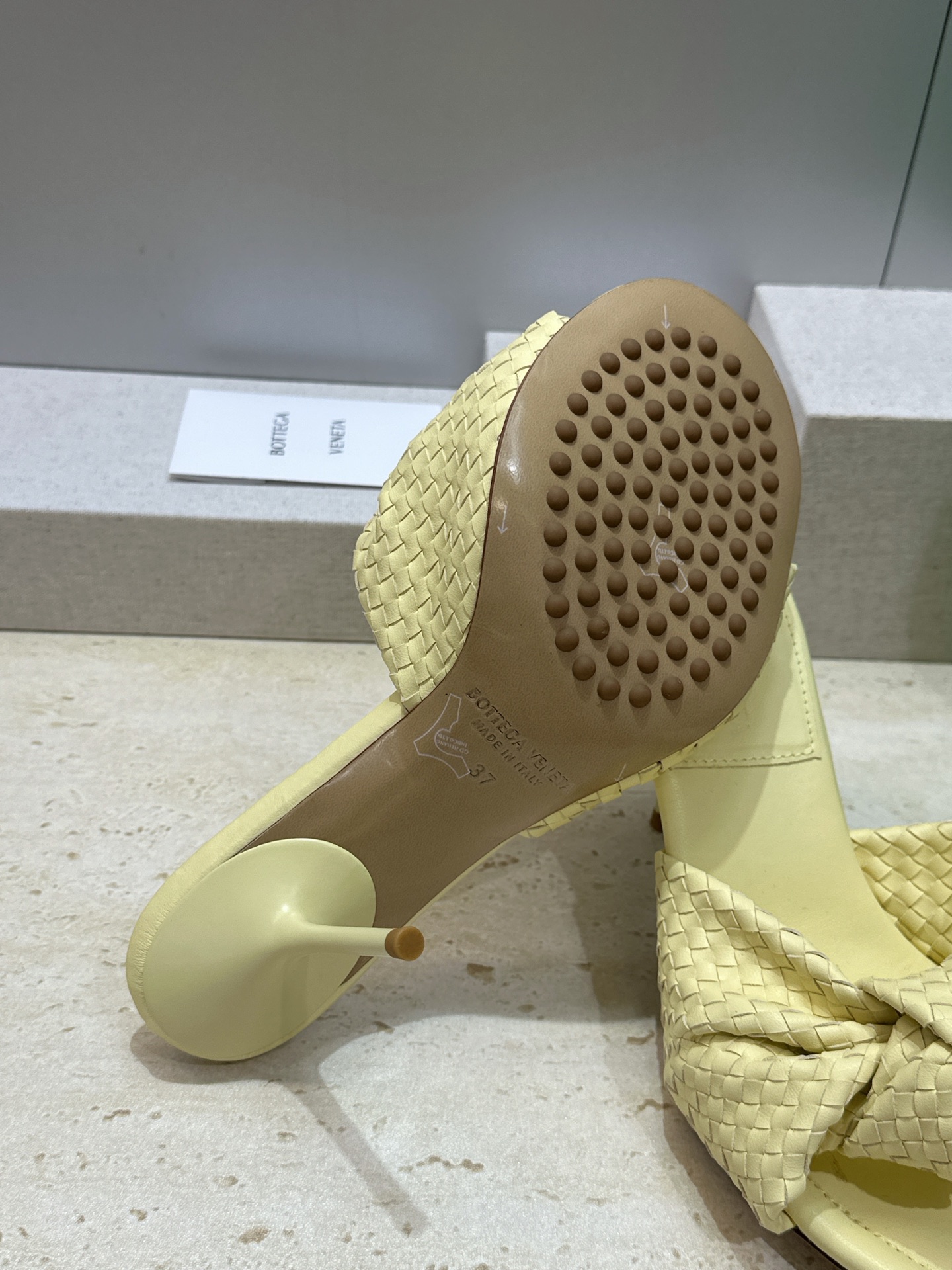 Bottega Veneta 葆蝶家2026春夏新款果冻色高跟编织沙滩女鞋 BV字母logo平底圆头露趾