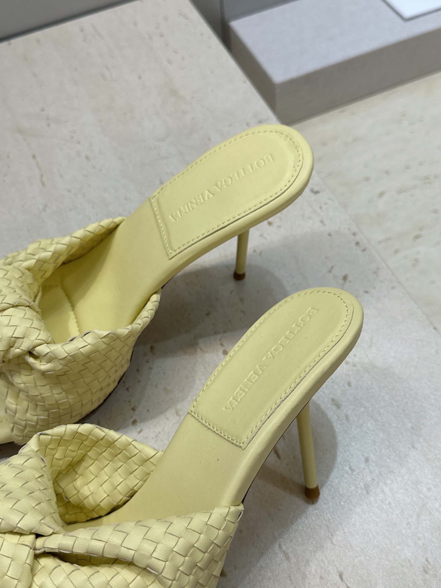 Bottega Veneta 葆蝶家2026春夏新款果冻色高跟编织沙滩女鞋 BV字母logo平底圆头露趾