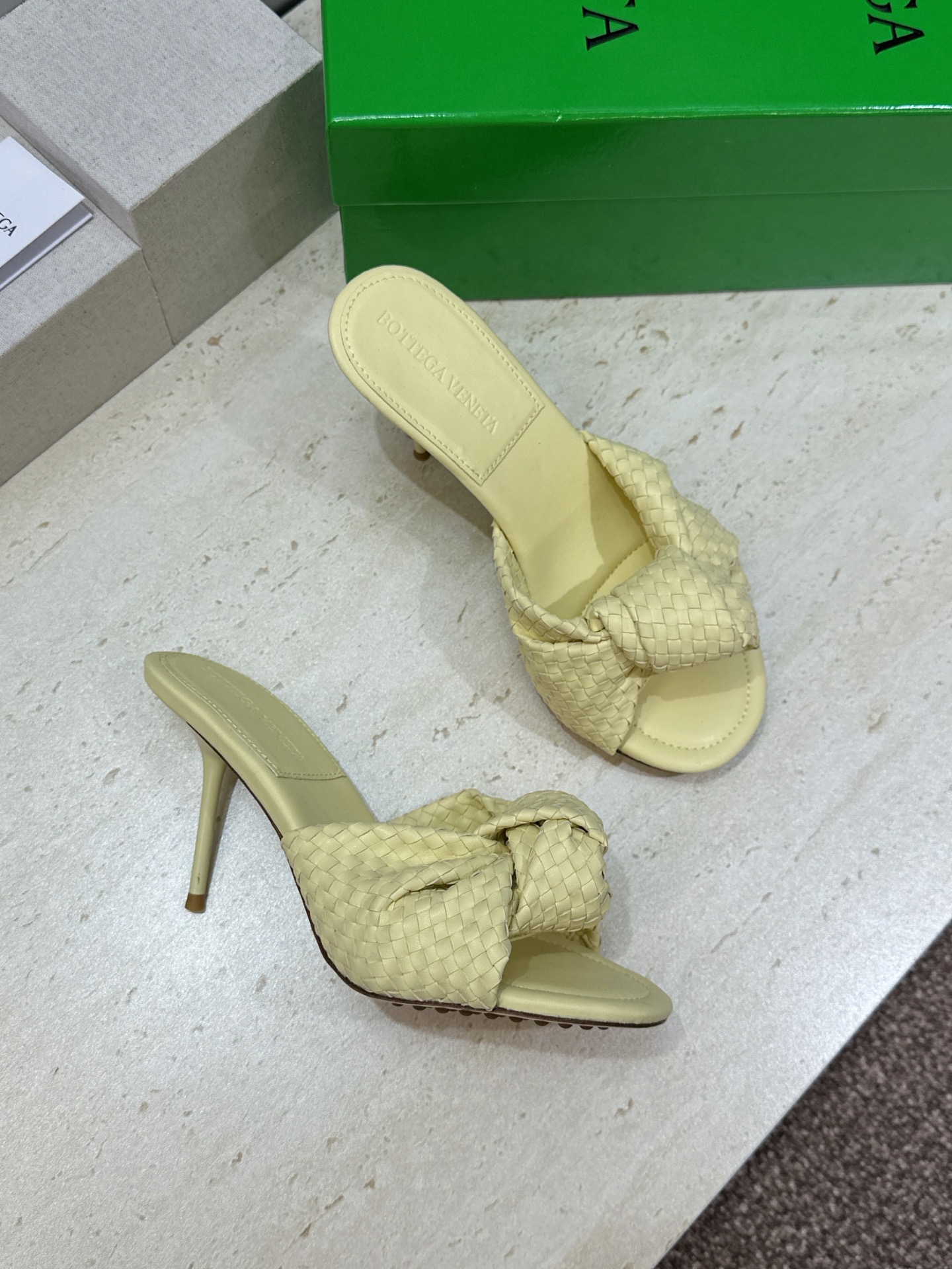 Bottega Veneta 葆蝶家2026春夏新款果冻色高跟编织沙滩女鞋 BV字母logo平底圆头露趾