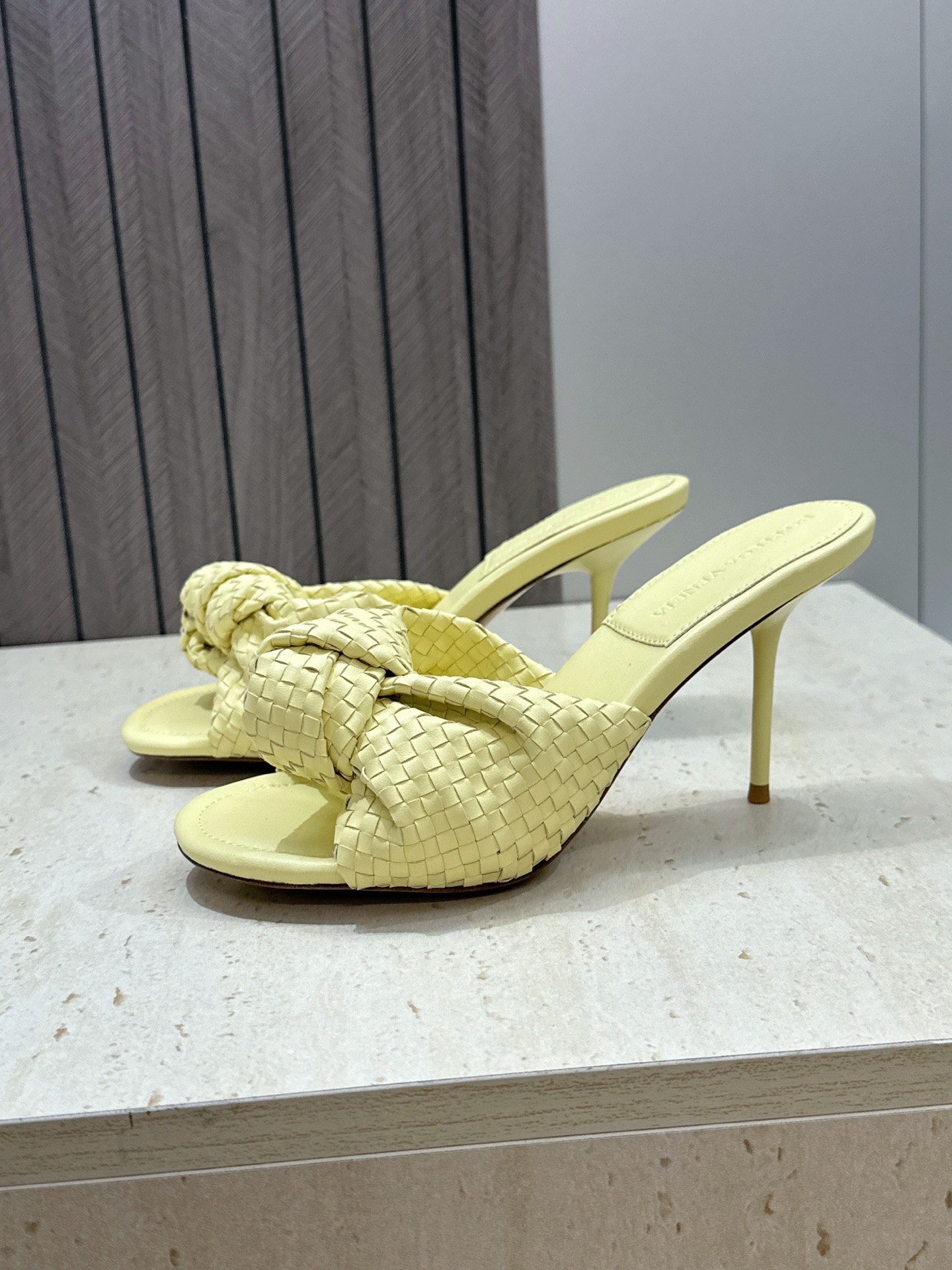 Bottega Veneta 葆蝶家2026春夏新款果冻色高跟编织沙滩女鞋 BV字母logo平底圆头露趾