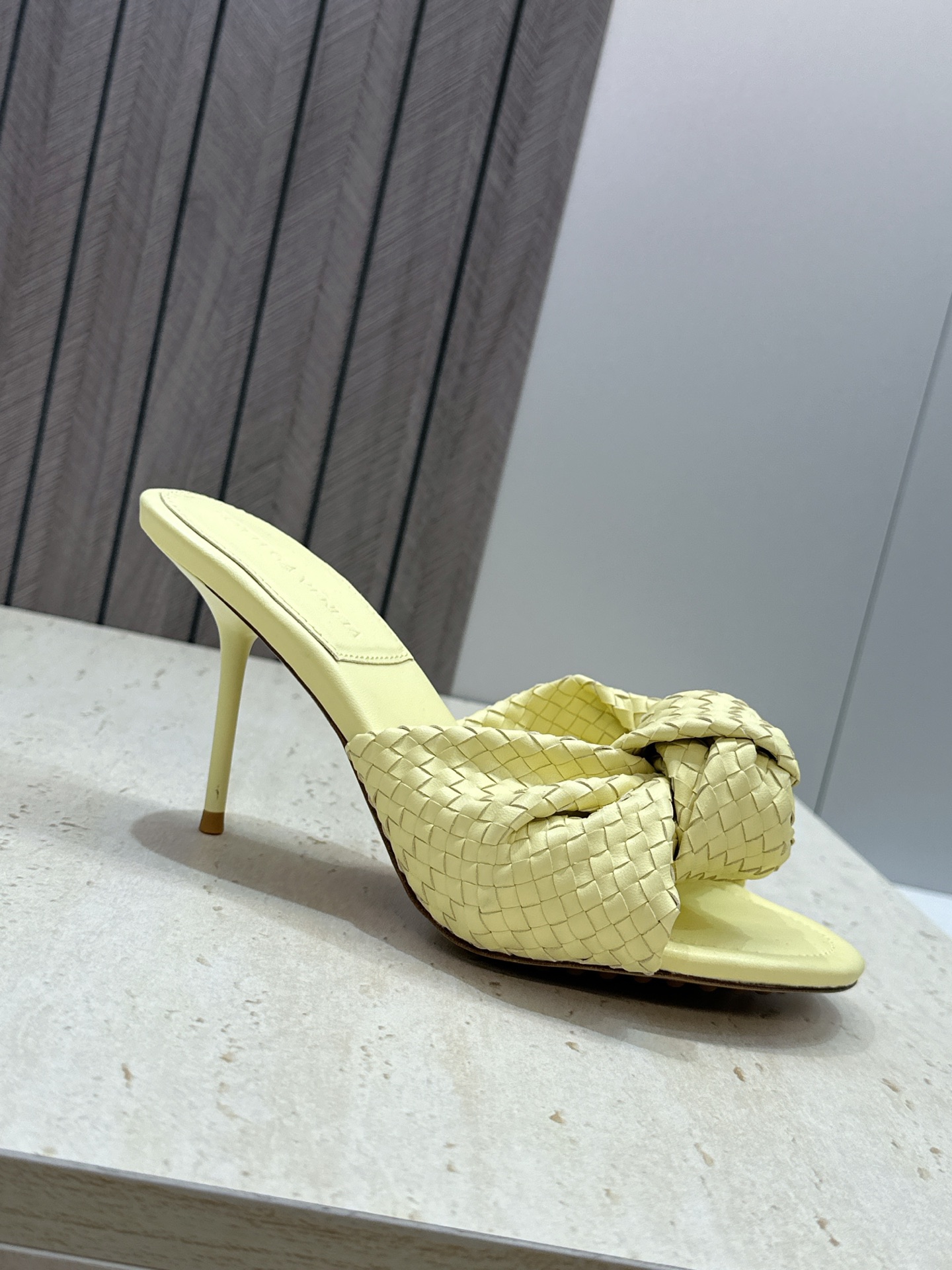 Bottega Veneta 葆蝶家2026春夏新款果冻色高跟编织沙滩女鞋 BV字母logo平底圆头露趾