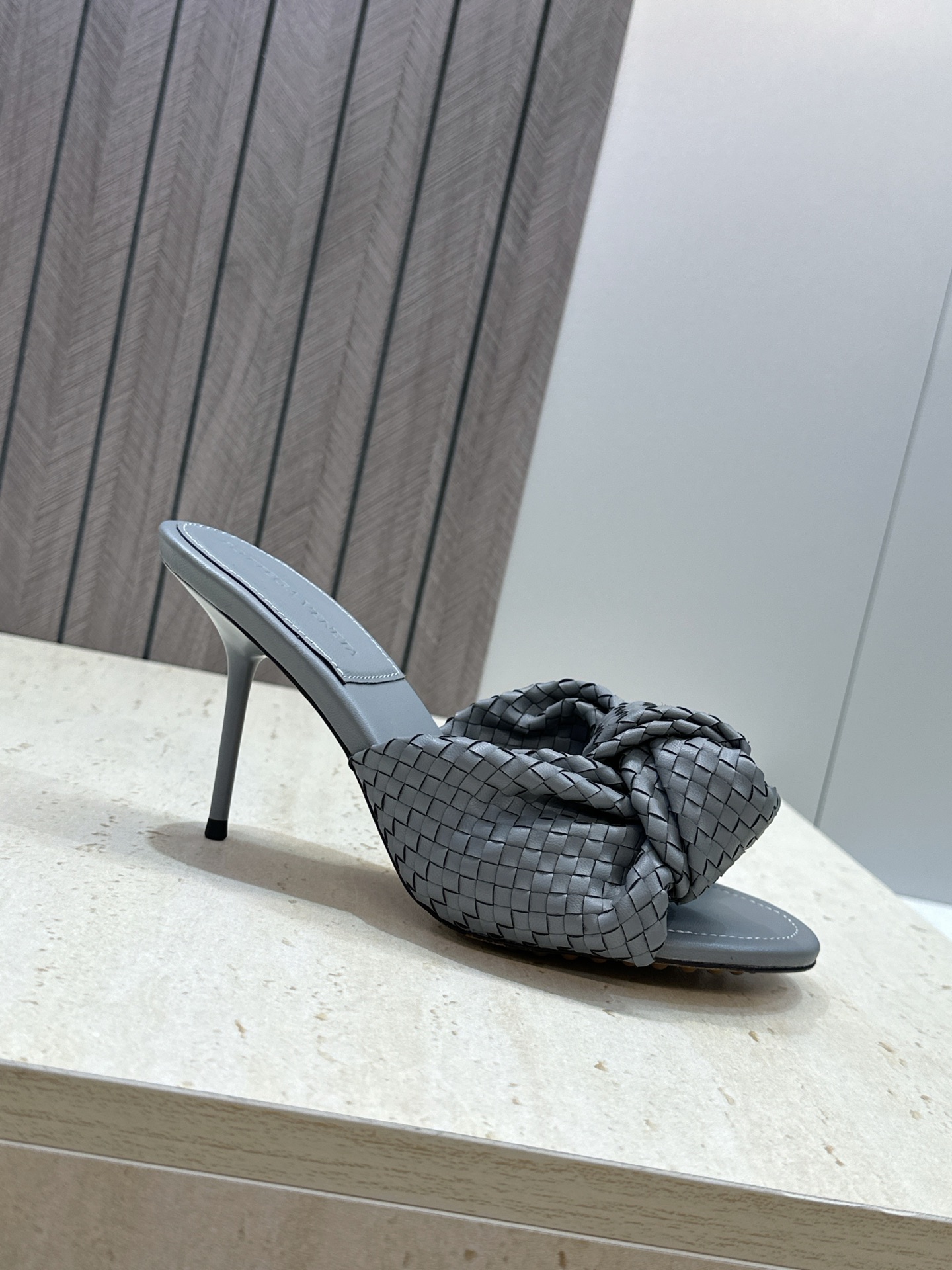 Bottega Veneta 葆蝶家2026春夏新款果冻色高跟编织沙滩女鞋 BV字母logo平底圆头露趾