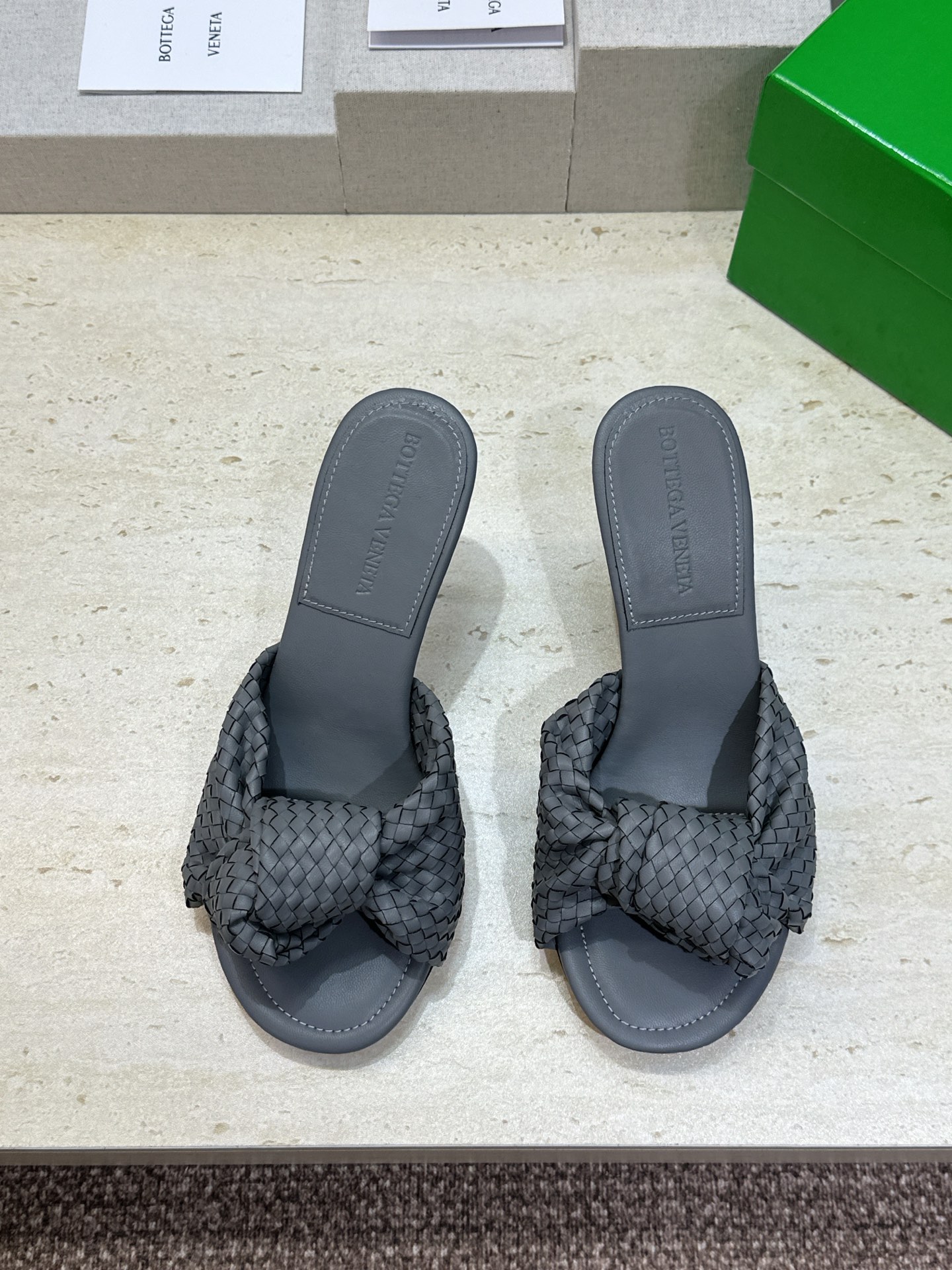 Bottega Veneta 葆蝶家2026春夏新款果冻色高跟编织沙滩女鞋 BV字母logo平底圆头露趾