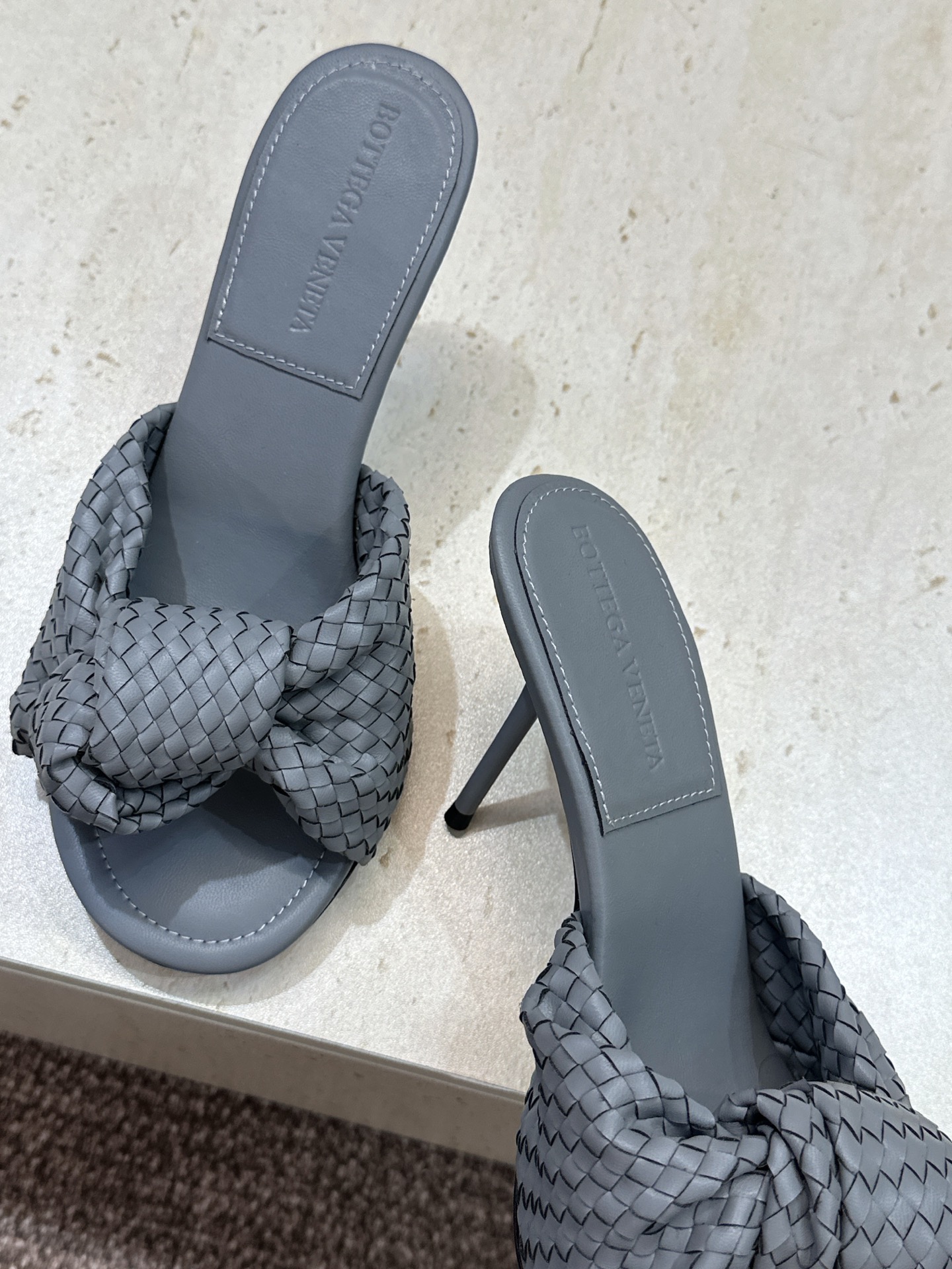 Bottega Veneta 葆蝶家2026春夏新款果冻色高跟编织沙滩女鞋 BV字母logo平底圆头露趾