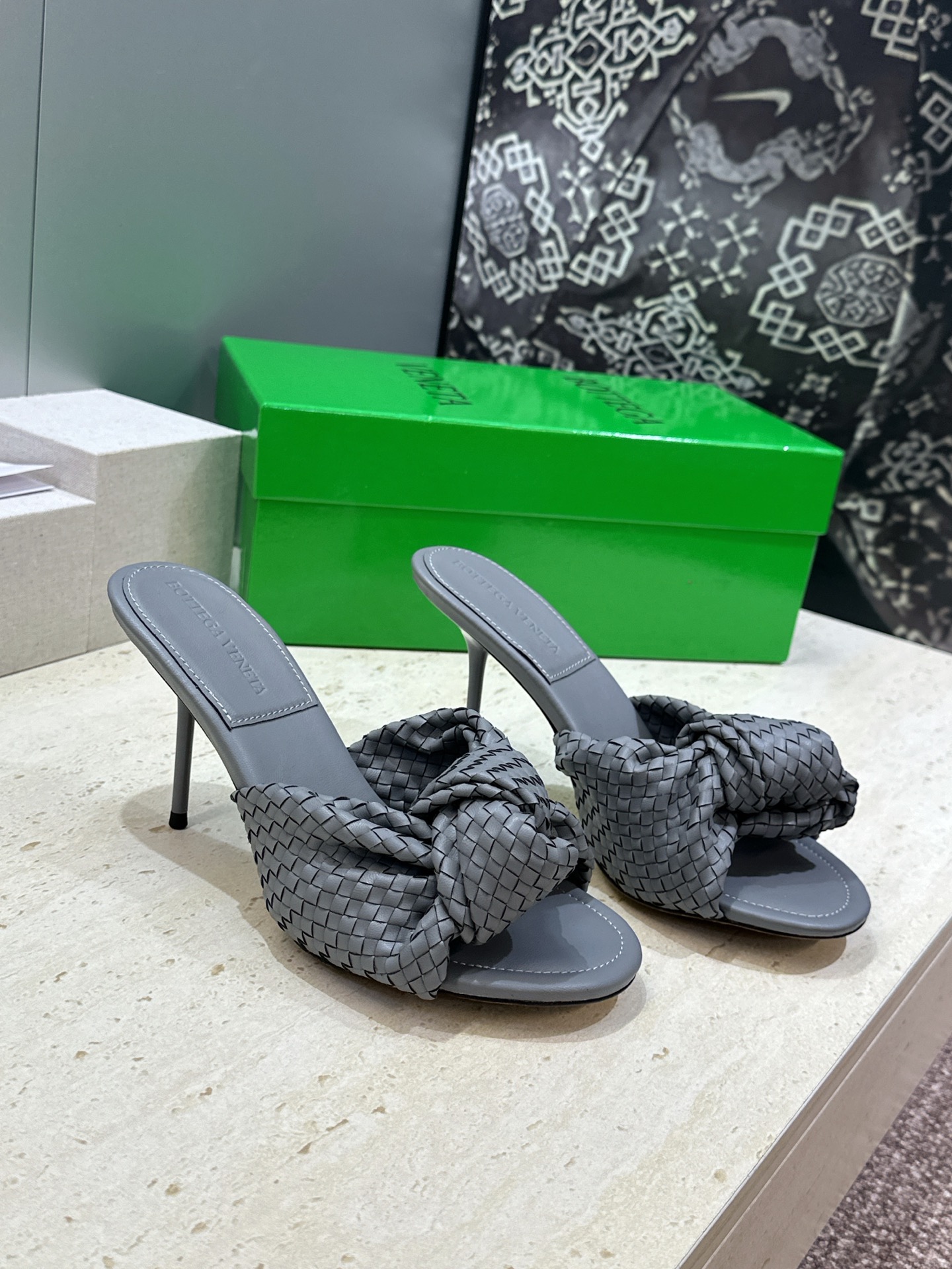 Bottega Veneta 葆蝶家2026春夏新款果冻色高跟编织沙滩女鞋 BV字母logo平底圆头露趾