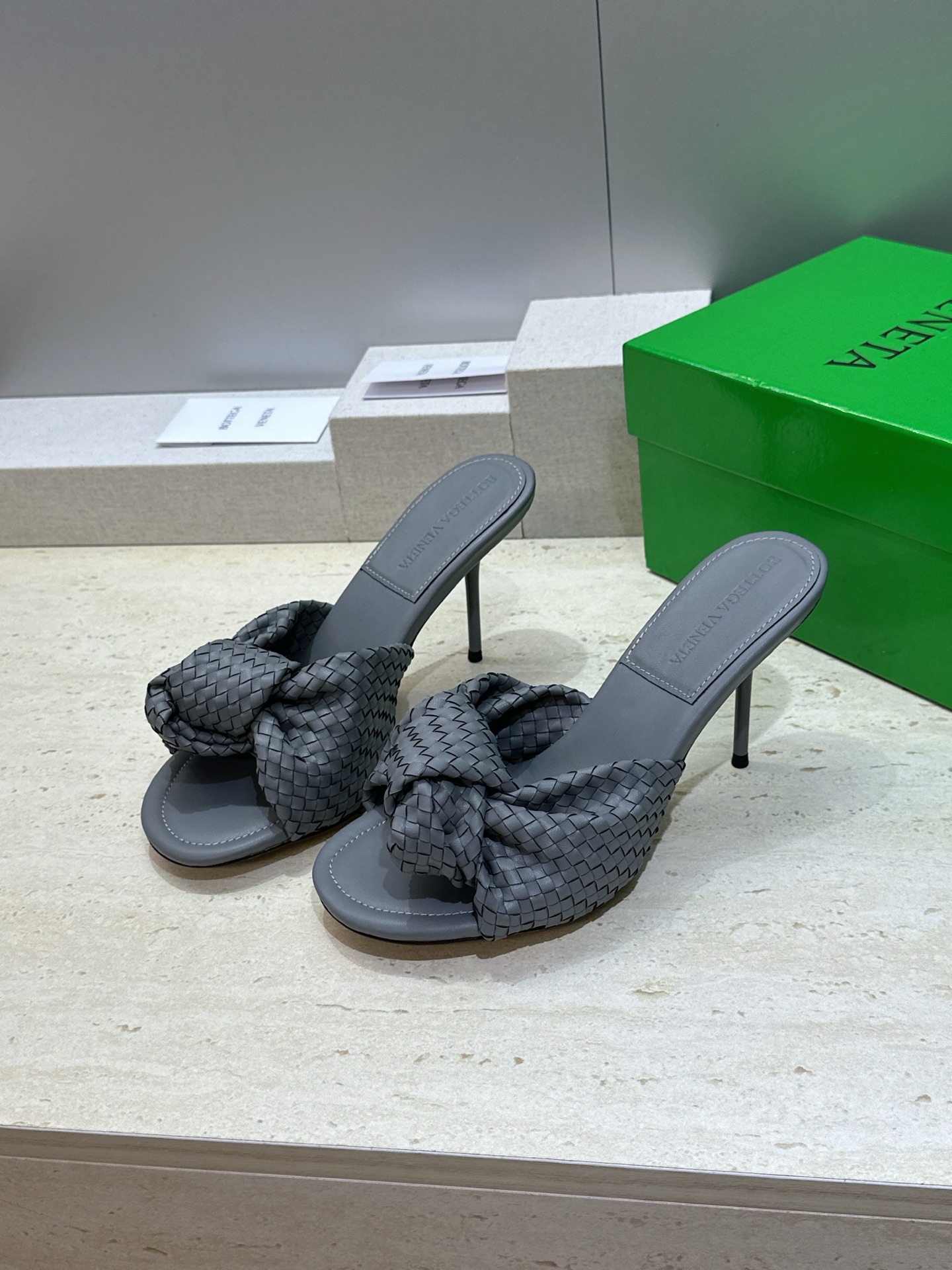 Bottega Veneta 葆蝶家2026春夏新款果冻色高跟编织沙滩女鞋 BV字母logo平底圆头露趾