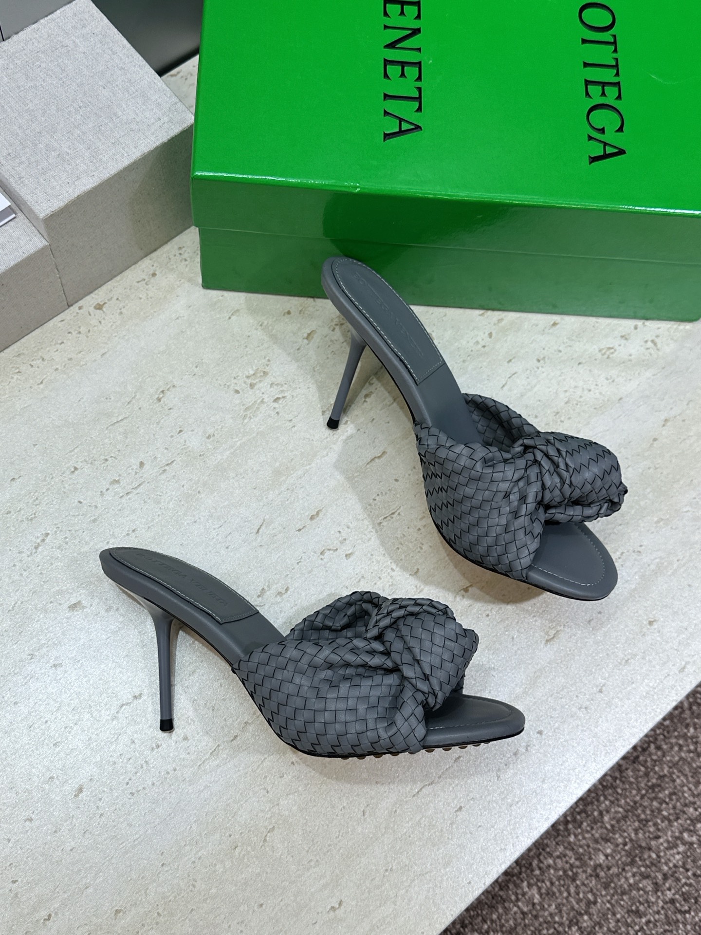 Bottega Veneta 葆蝶家2026春夏新款果冻色高跟编织沙滩女鞋 BV字母logo平底圆头露趾
