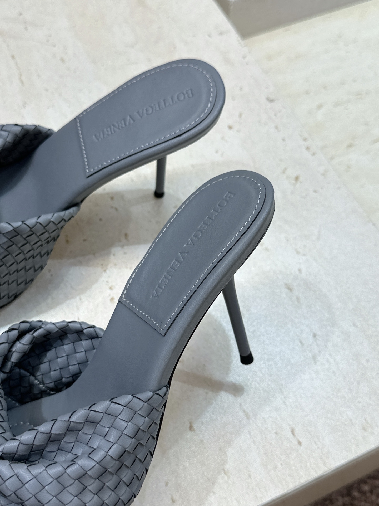 Bottega Veneta 葆蝶家2026春夏新款果冻色高跟编织沙滩女鞋 BV字母logo平底圆头露趾