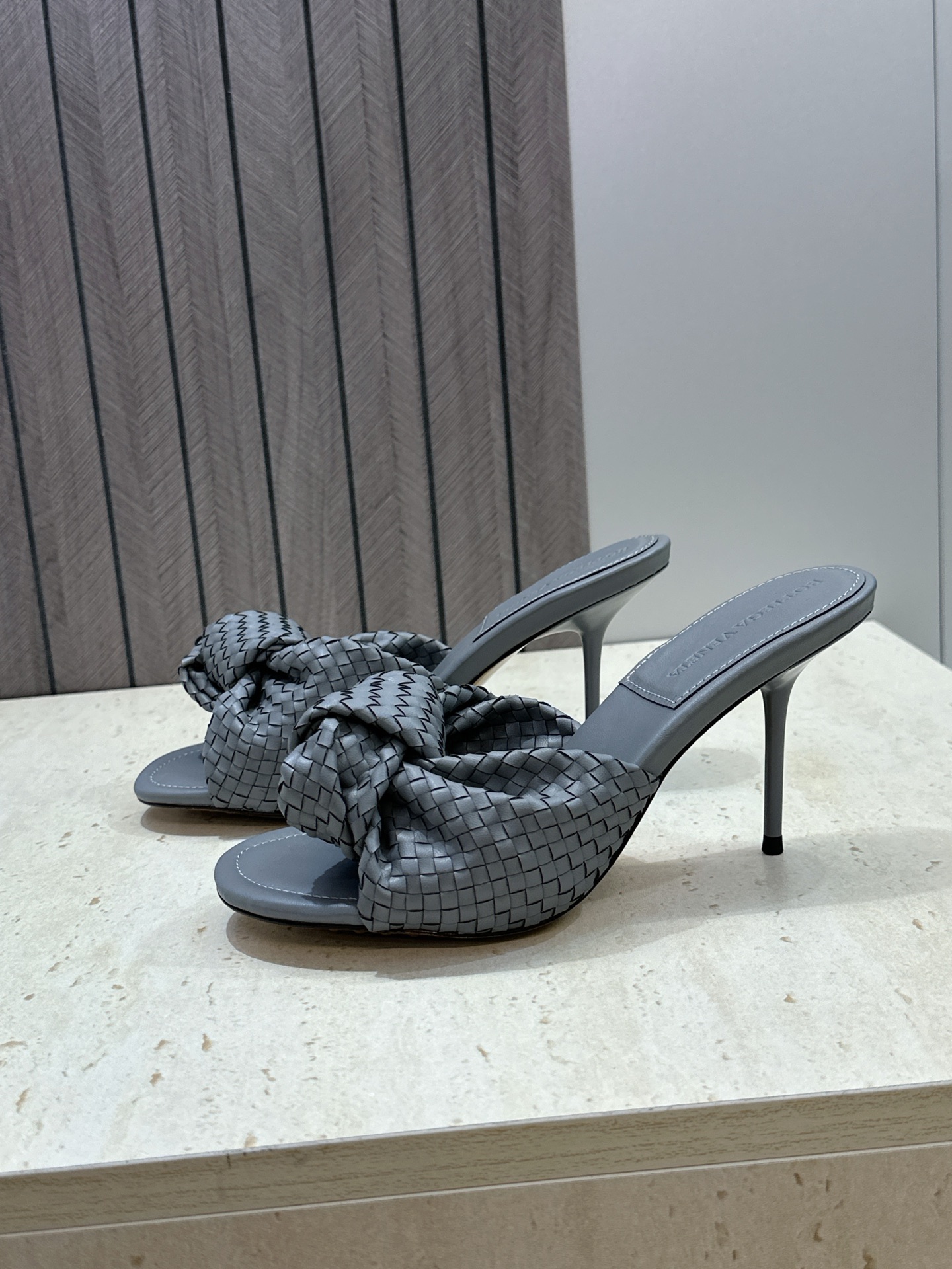 Bottega Veneta 葆蝶家2026春夏新款果冻色高跟编织沙滩女鞋 BV字母logo平底圆头露趾
