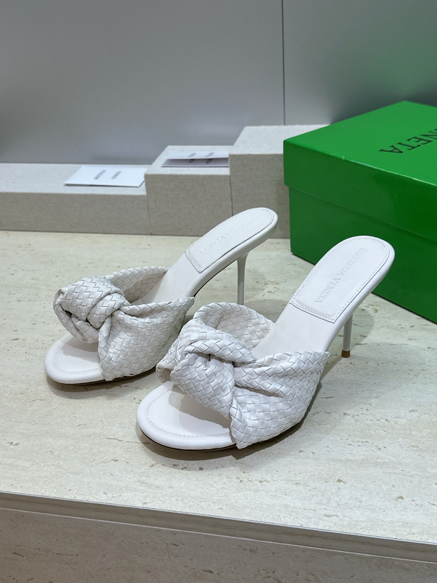 Bottega Veneta 葆蝶家2026春夏新款果冻色高跟编织沙滩女鞋 BV字母logo平底圆头露趾