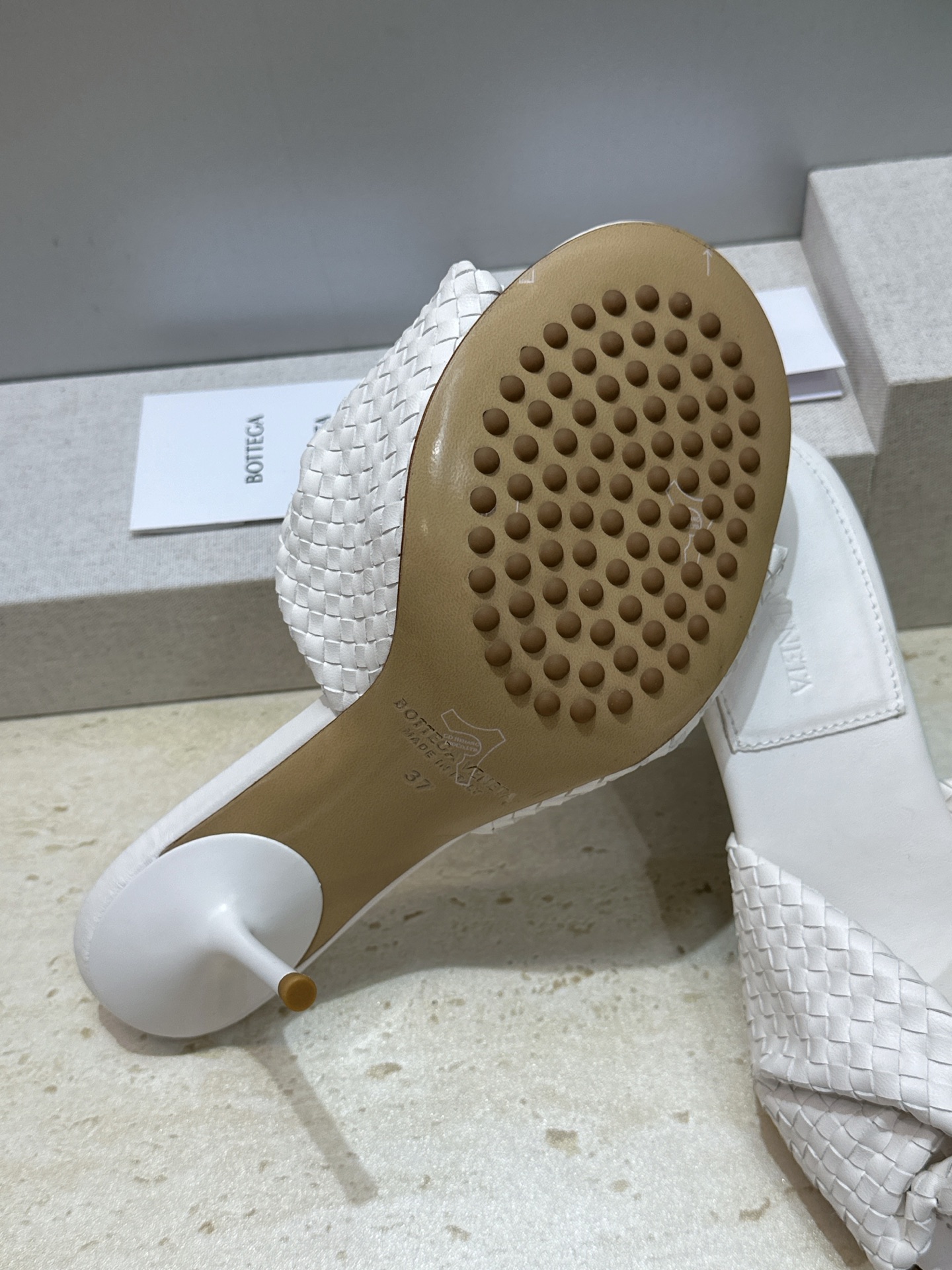 Bottega Veneta 葆蝶家2026春夏新款果冻色高跟编织沙滩女鞋 BV字母logo平底圆头露趾