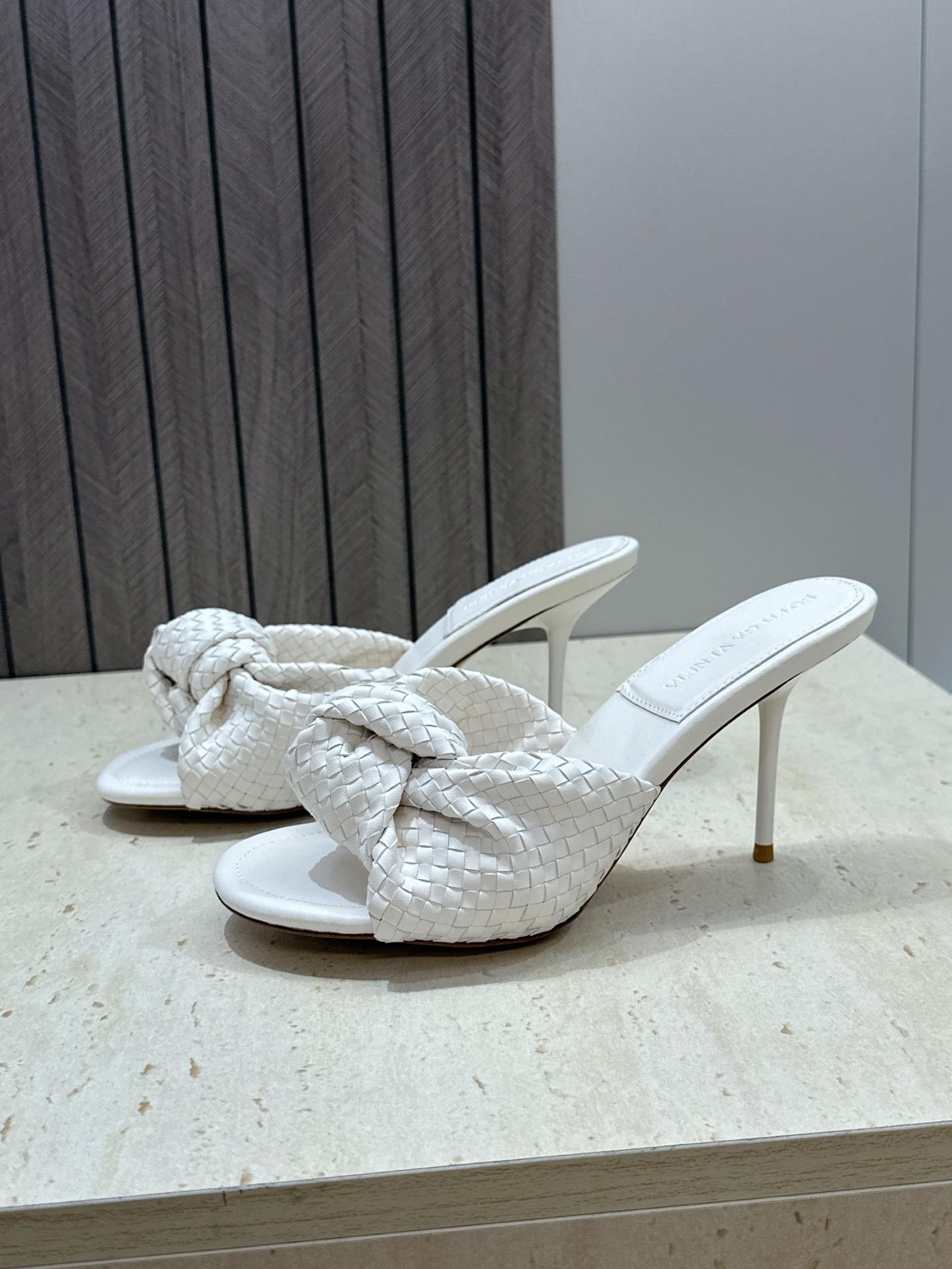 Bottega Veneta 葆蝶家2026春夏新款果冻色高跟编织沙滩女鞋 BV字母logo平底圆头露趾
