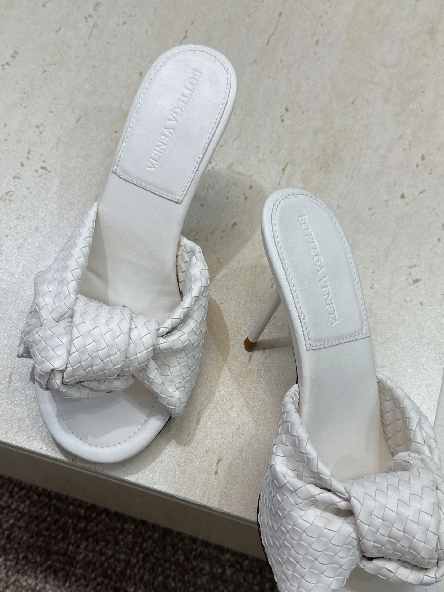 Bottega Veneta 葆蝶家2026春夏新款果冻色高跟编织沙滩女鞋 BV字母logo平底圆头露趾