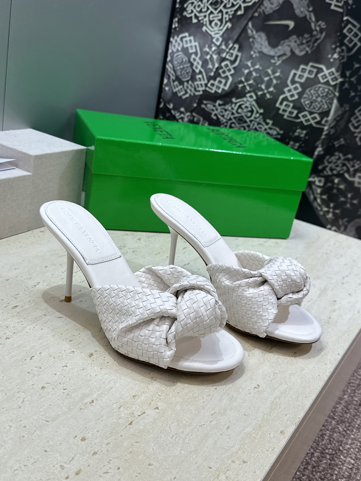 Bottega Veneta 葆蝶家2026春夏新款果冻色高跟编织沙滩女鞋 BV字母logo平底圆头露趾
