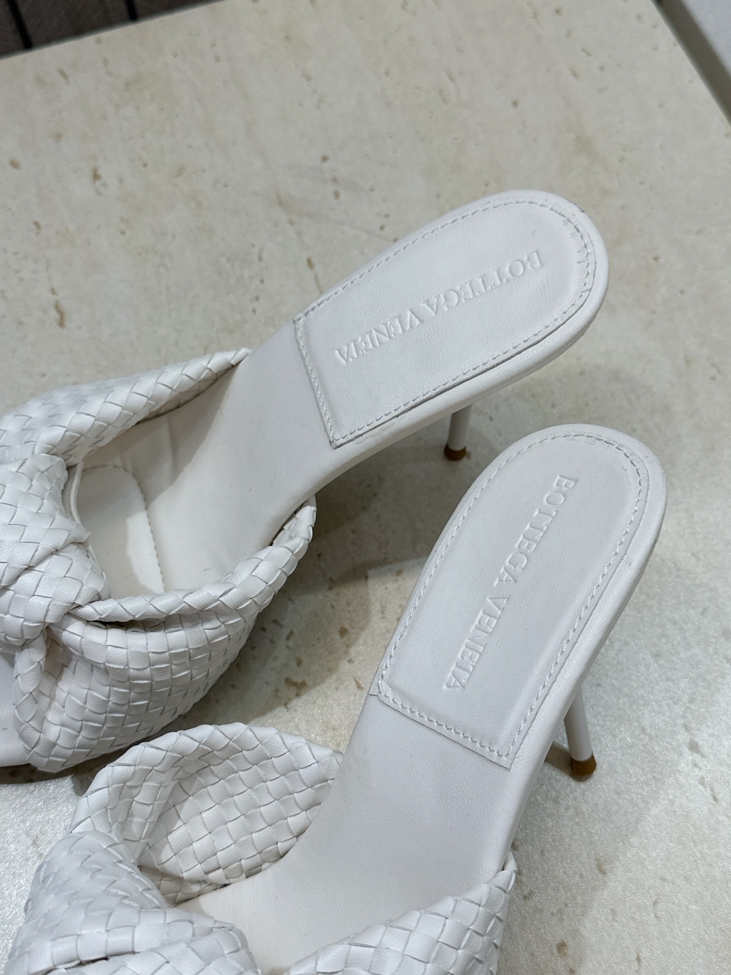 Bottega Veneta 葆蝶家2026春夏新款果冻色高跟编织沙滩女鞋 BV字母logo平底圆头露趾