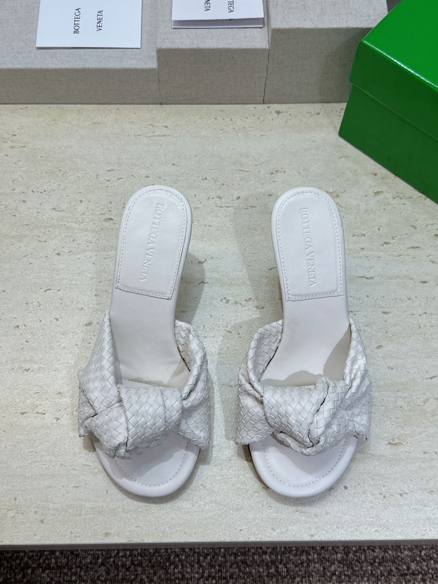 Bottega Veneta 葆蝶家2026春夏新款果冻色高跟编织沙滩女鞋 BV字母logo平底圆头露趾