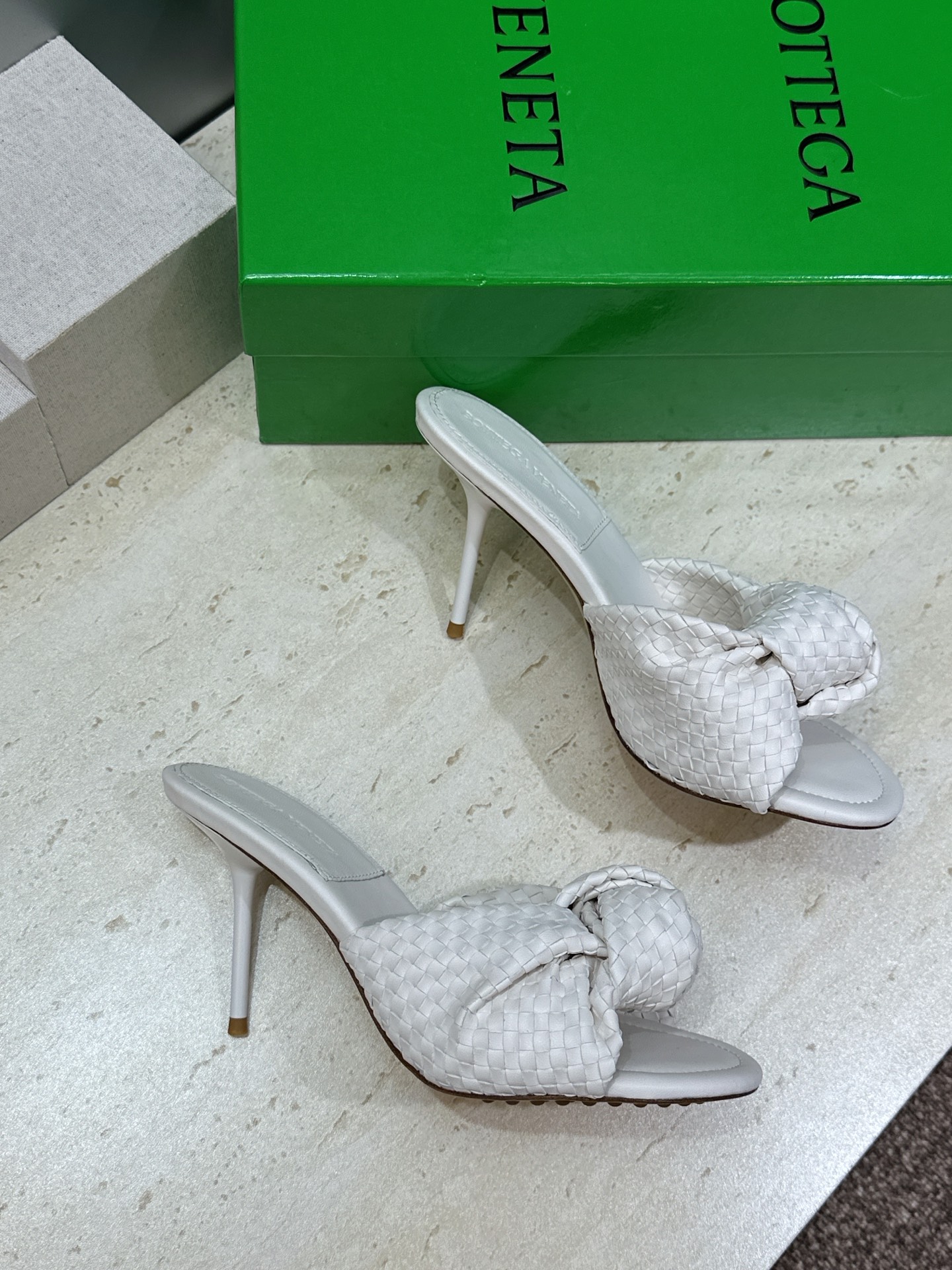 Bottega Veneta 葆蝶家2026春夏新款果冻色高跟编织沙滩女鞋 BV字母logo平底圆头露趾
