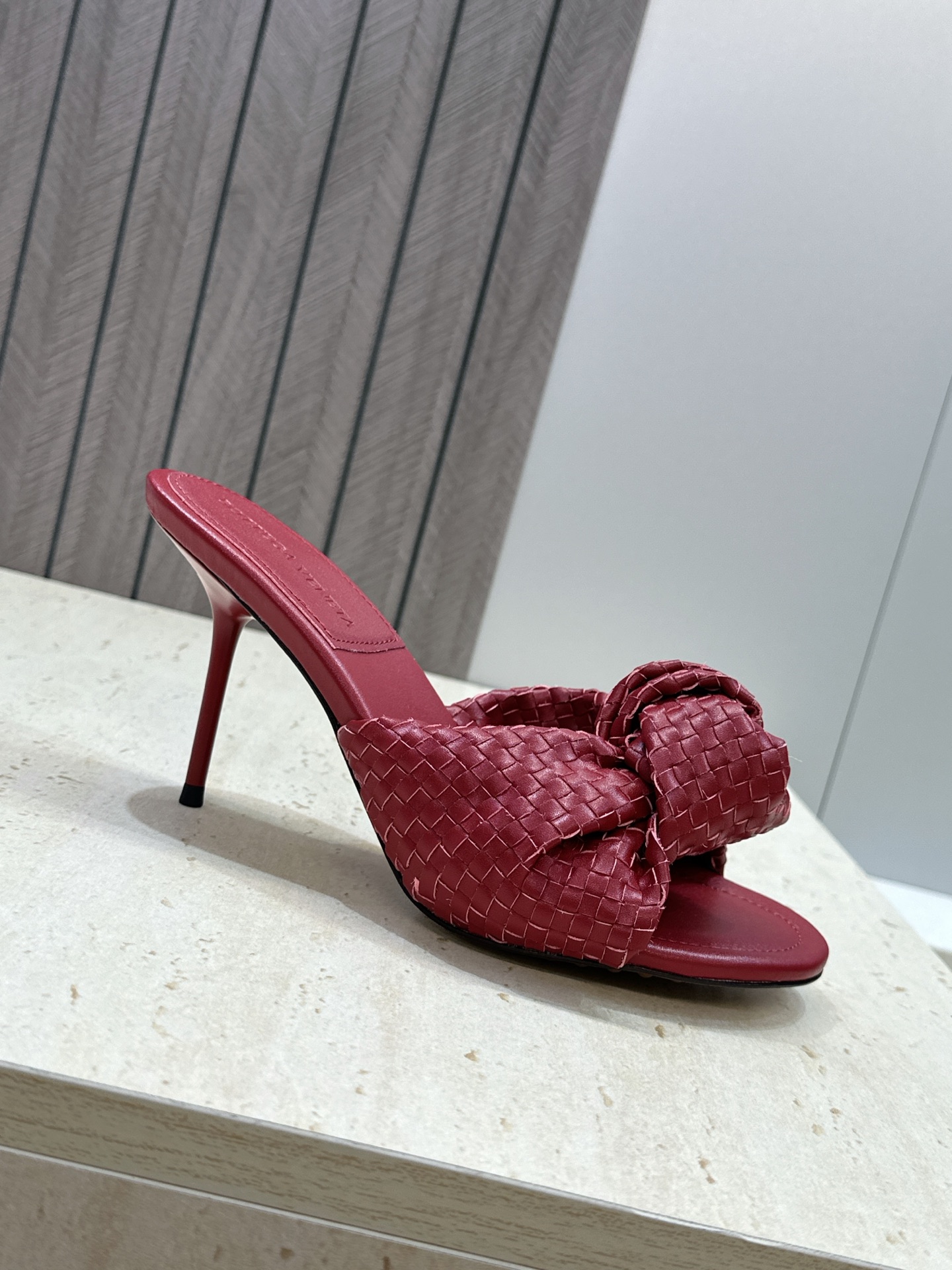 Bottega Veneta 葆蝶家2026春夏新款果冻色高跟编织沙滩女鞋 BV字母logo平底圆头露趾